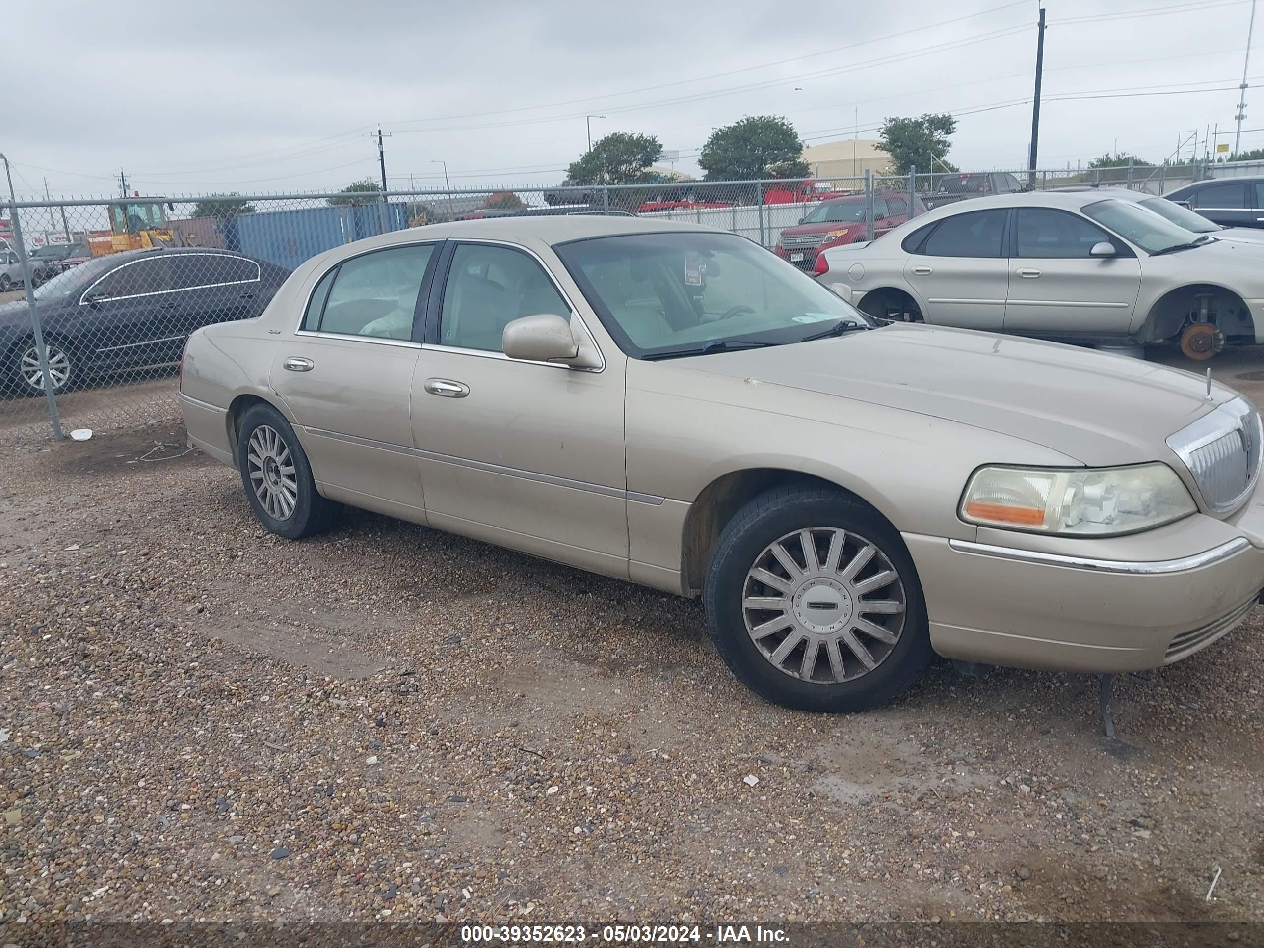 Photo 0 VIN: 1LNHM81W05Y667552 - LINCOLN TOWN CAR 