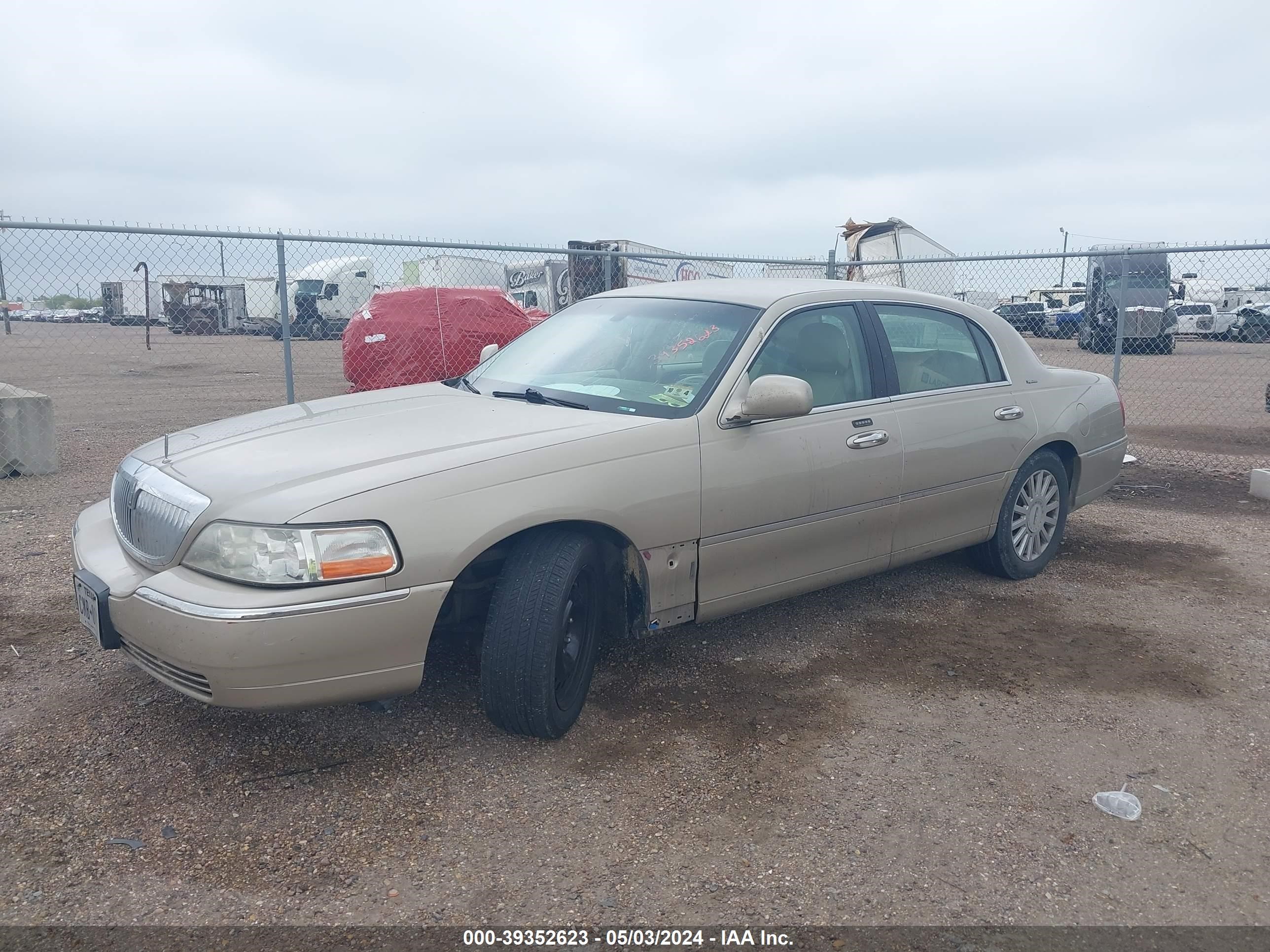 Photo 1 VIN: 1LNHM81W05Y667552 - LINCOLN TOWN CAR 