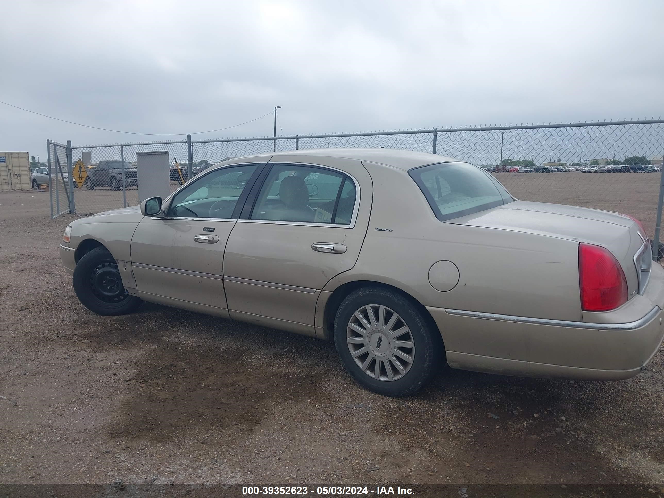 Photo 2 VIN: 1LNHM81W05Y667552 - LINCOLN TOWN CAR 