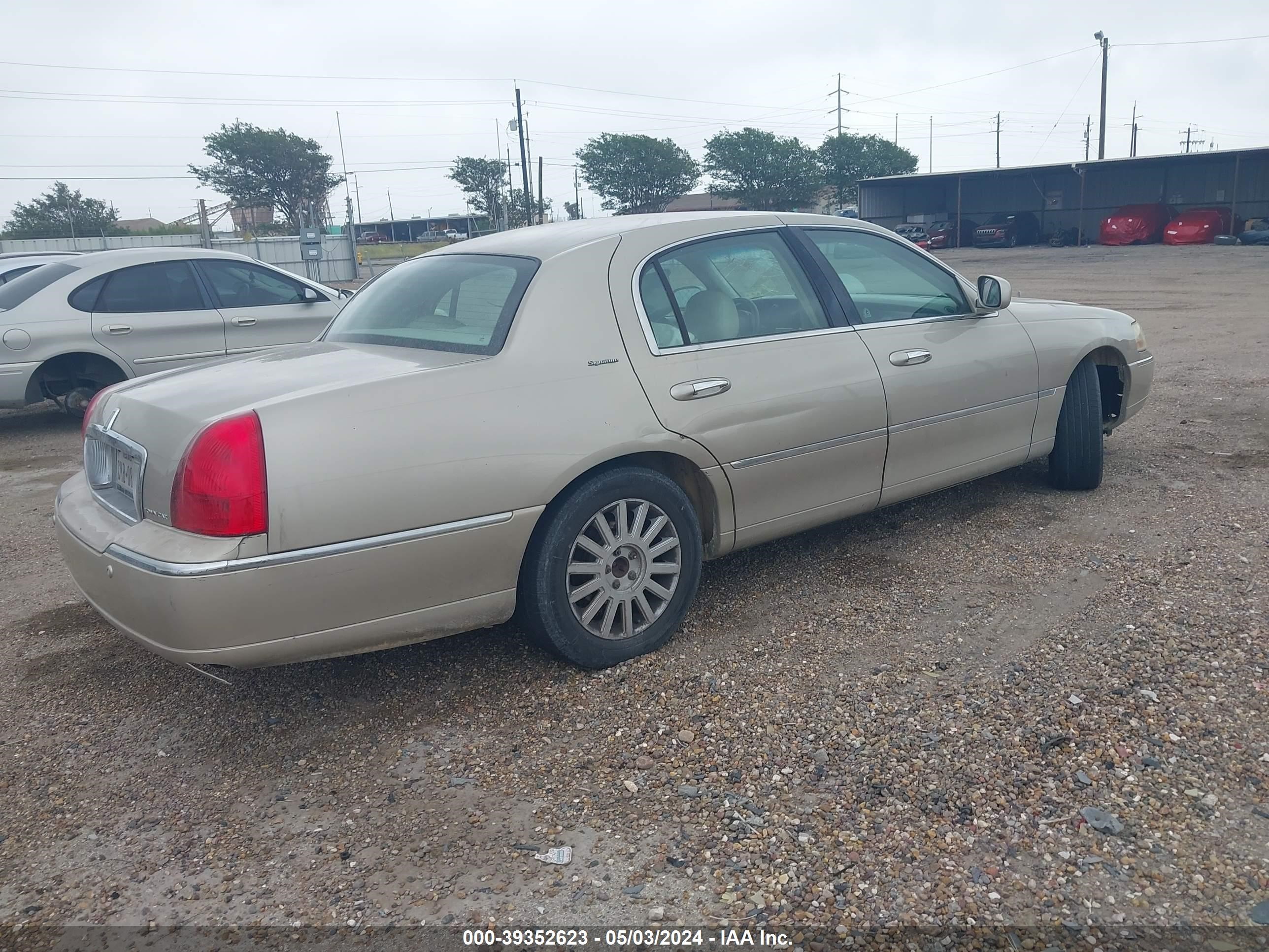 Photo 3 VIN: 1LNHM81W05Y667552 - LINCOLN TOWN CAR 