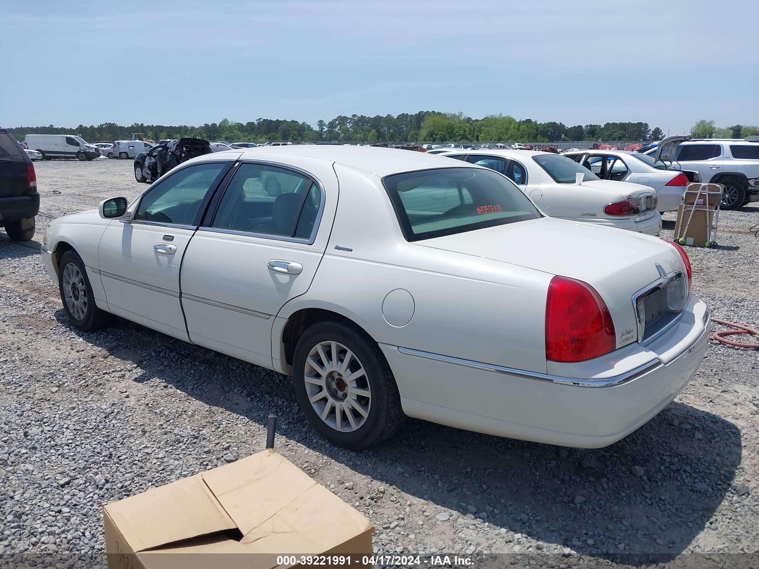 Photo 2 VIN: 1LNHM81W06Y642247 - LINCOLN TOWN CAR 