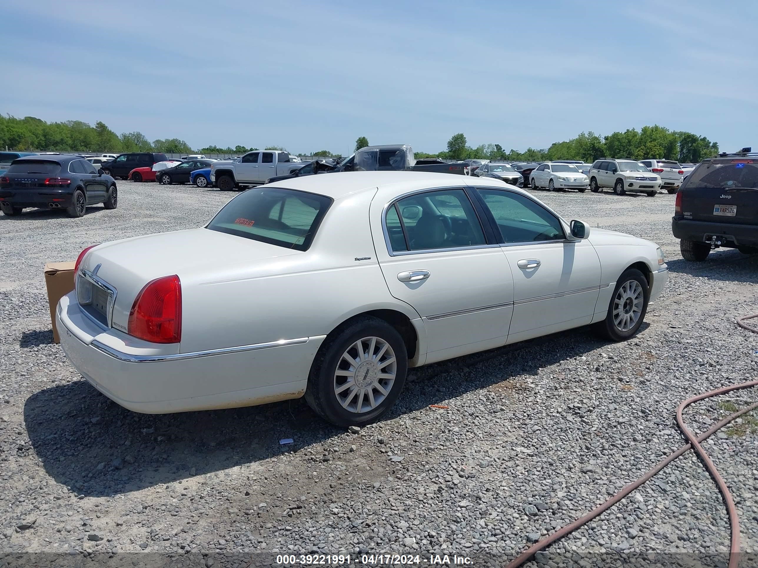 Photo 3 VIN: 1LNHM81W06Y642247 - LINCOLN TOWN CAR 