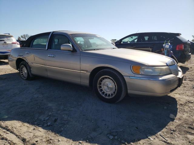 Photo 3 VIN: 1LNHM81W0XY665335 - LINCOLN TOWNCAR 