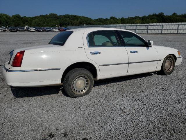 Photo 2 VIN: 1LNHM81W0YY847568 - LINCOLN TOWNCAR 