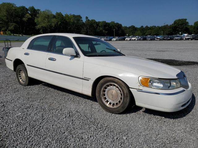 Photo 3 VIN: 1LNHM81W0YY847568 - LINCOLN TOWNCAR 