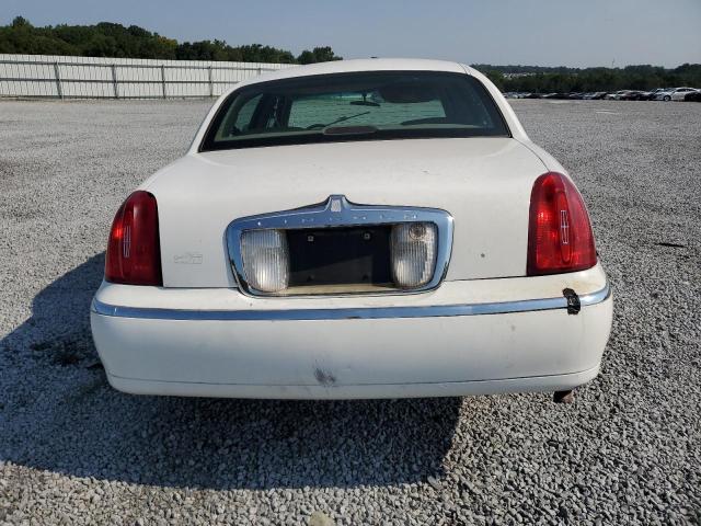 Photo 5 VIN: 1LNHM81W0YY847568 - LINCOLN TOWNCAR 