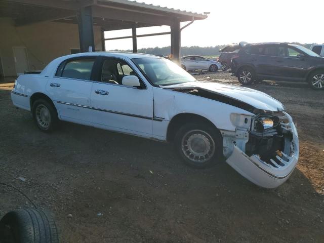 Photo 3 VIN: 1LNHM81W0YY847781 - LINCOLN TOWN CAR E 