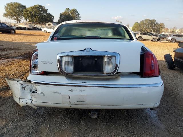 Photo 5 VIN: 1LNHM81W0YY847781 - LINCOLN TOWN CAR E 