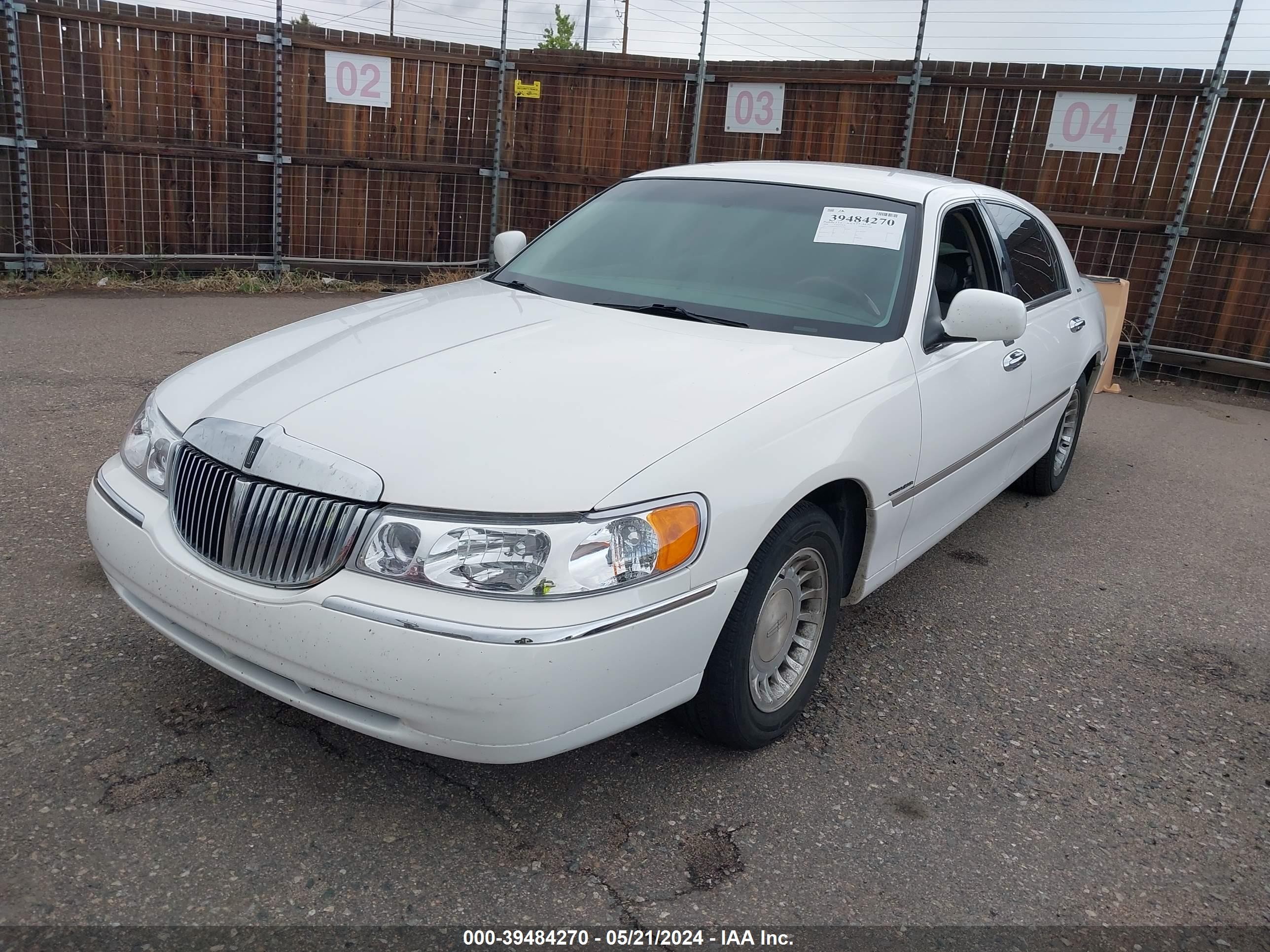 Photo 1 VIN: 1LNHM81W0YY857615 - LINCOLN TOWN CAR 