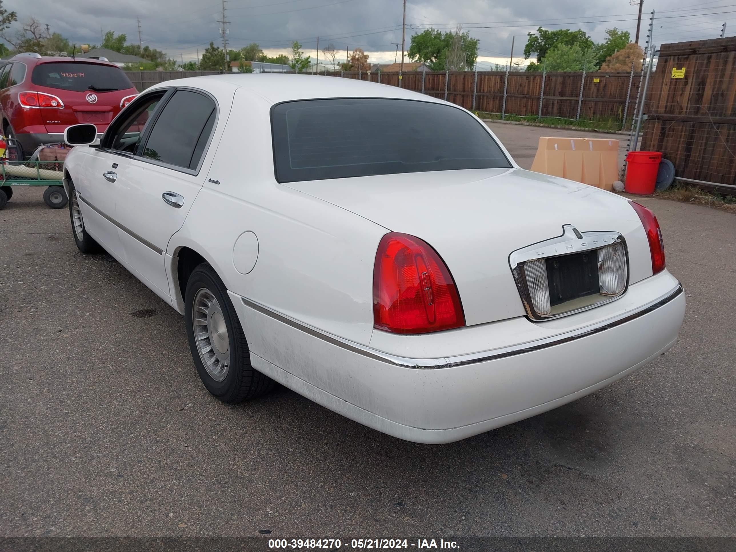 Photo 2 VIN: 1LNHM81W0YY857615 - LINCOLN TOWN CAR 