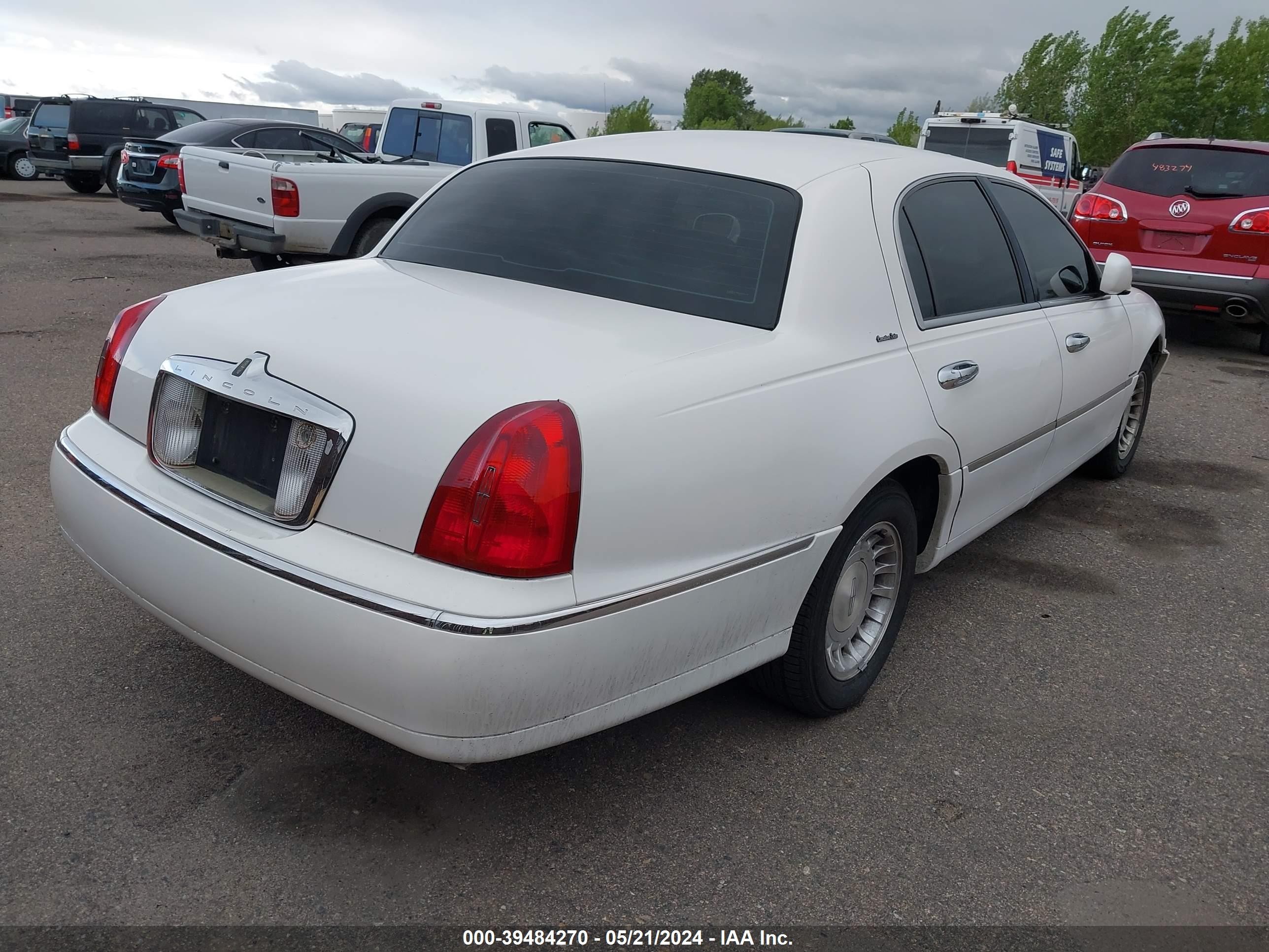 Photo 3 VIN: 1LNHM81W0YY857615 - LINCOLN TOWN CAR 