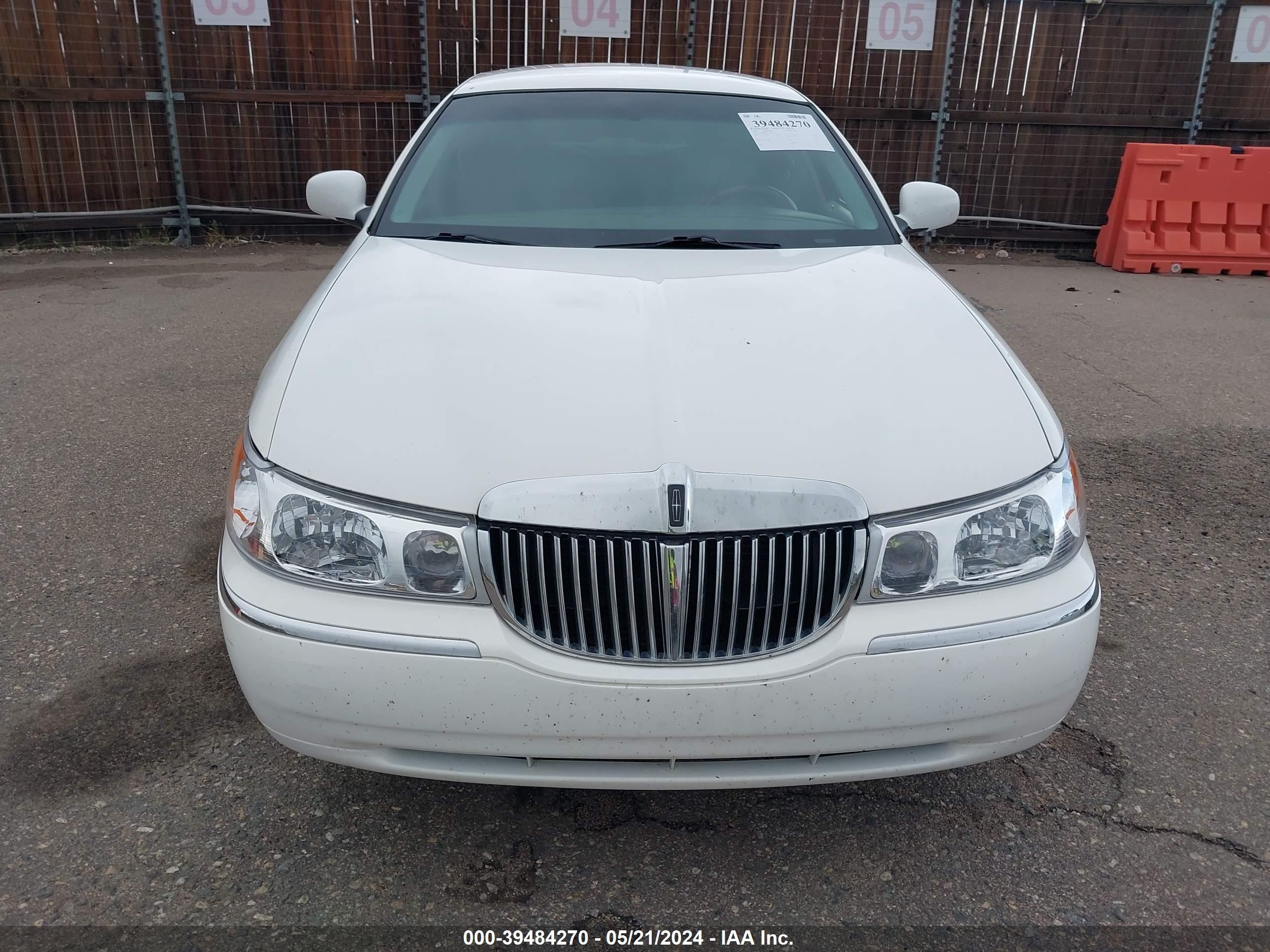 Photo 5 VIN: 1LNHM81W0YY857615 - LINCOLN TOWN CAR 