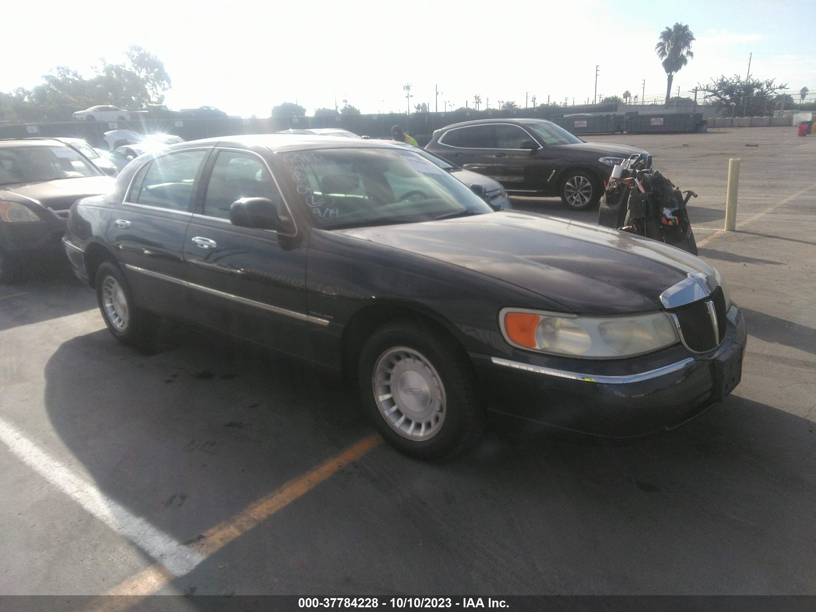 Photo 0 VIN: 1LNHM81W11Y695368 - LINCOLN TOWN CAR 