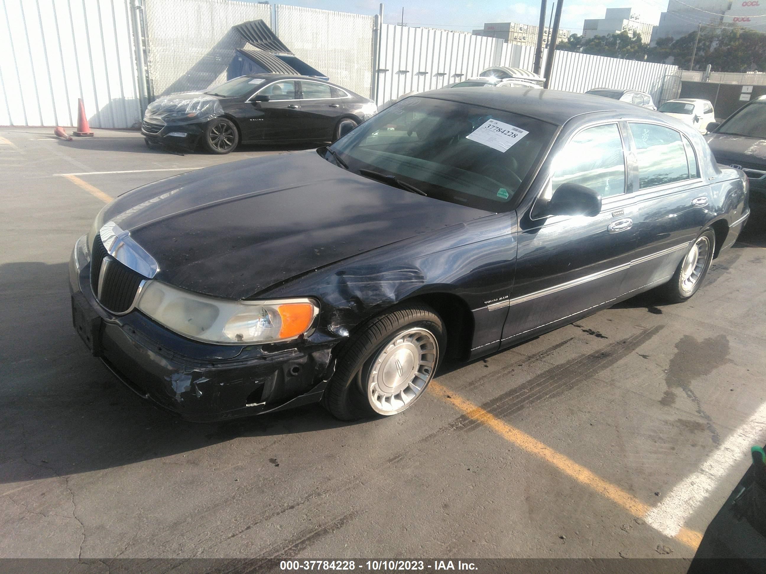 Photo 1 VIN: 1LNHM81W11Y695368 - LINCOLN TOWN CAR 