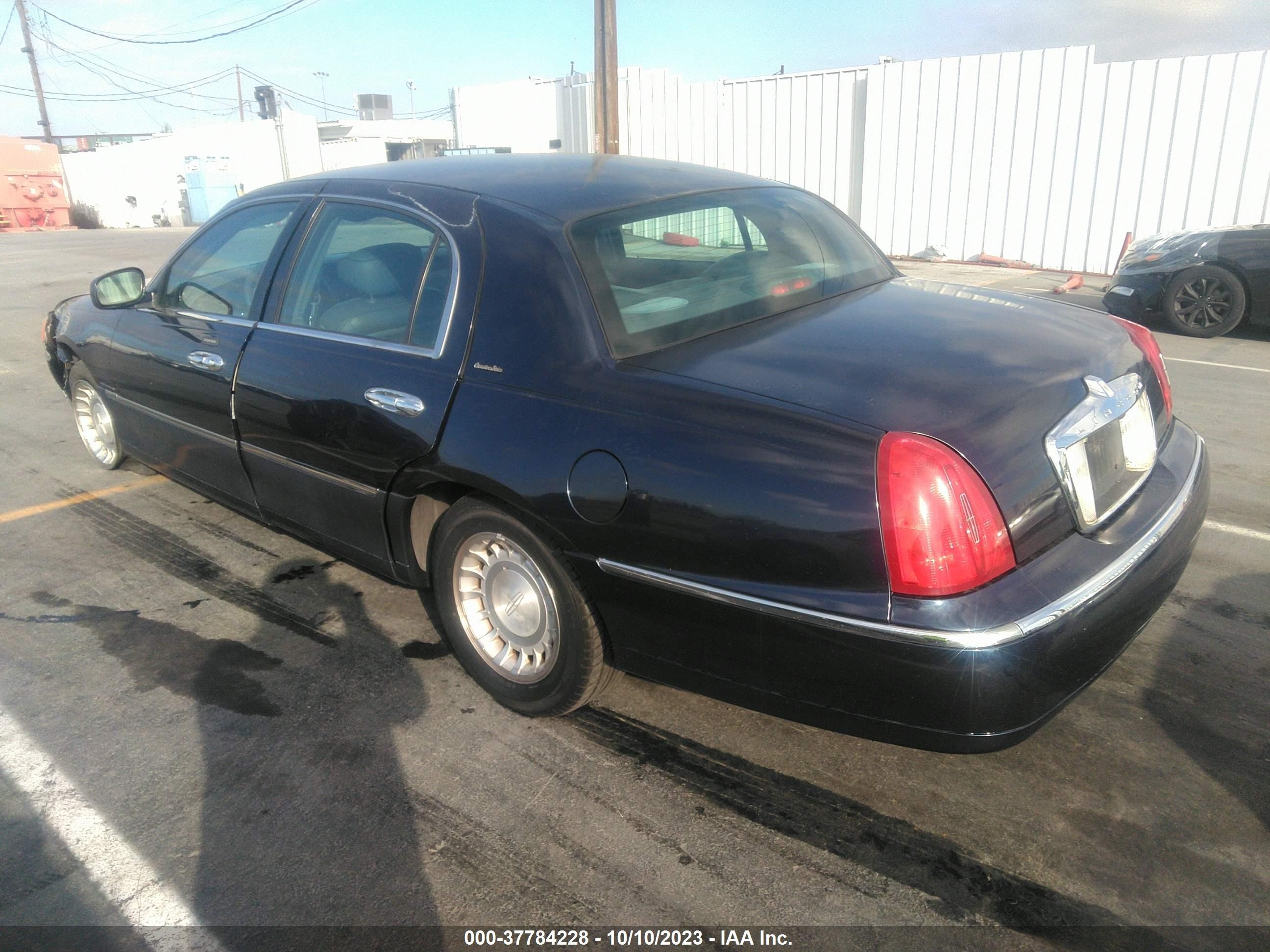 Photo 2 VIN: 1LNHM81W11Y695368 - LINCOLN TOWN CAR 