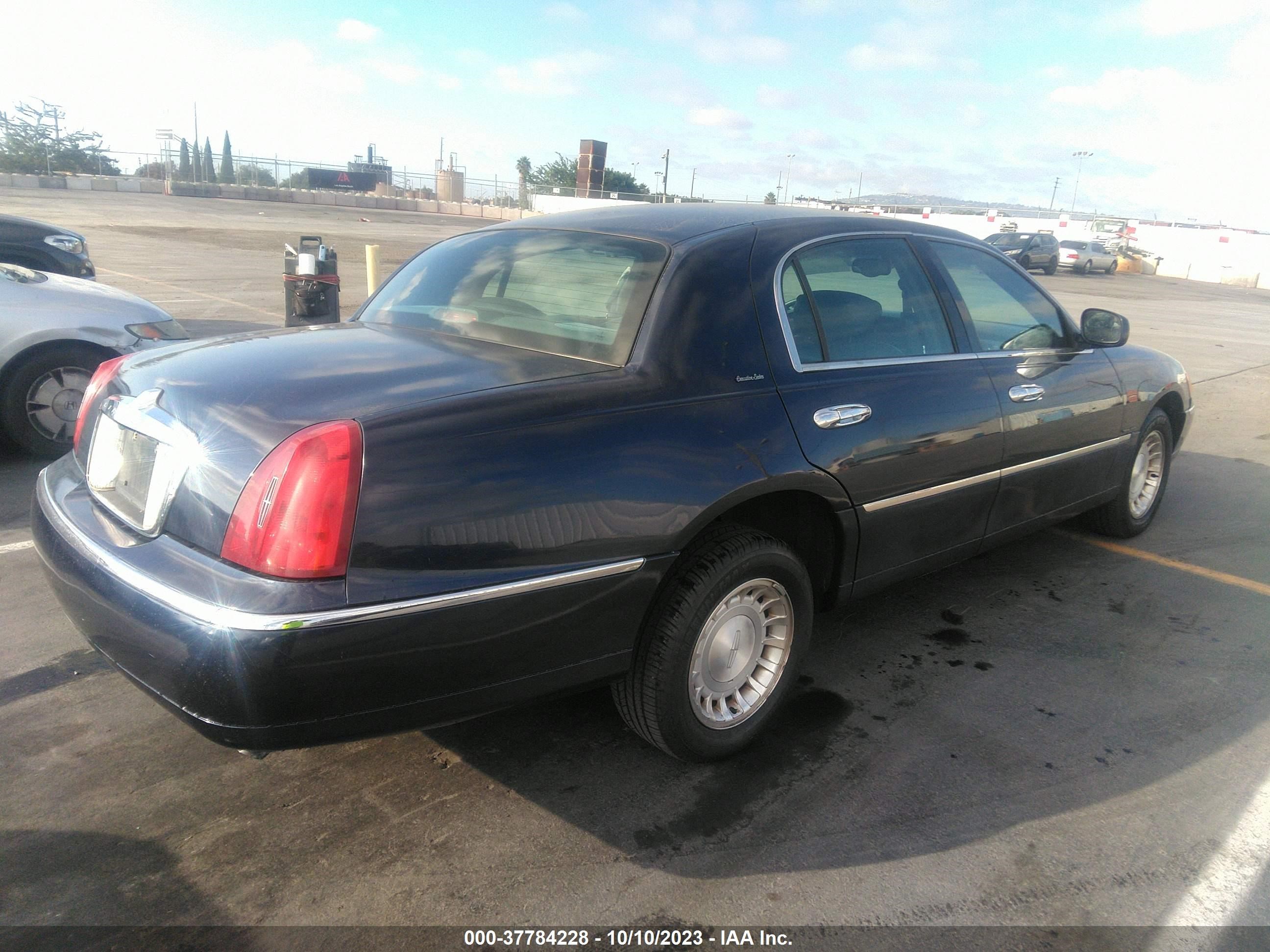 Photo 3 VIN: 1LNHM81W11Y695368 - LINCOLN TOWN CAR 