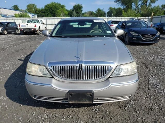 Photo 4 VIN: 1LNHM81W13Y656038 - LINCOLN TOWN CAR E 