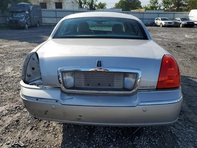 Photo 5 VIN: 1LNHM81W13Y656038 - LINCOLN TOWN CAR E 