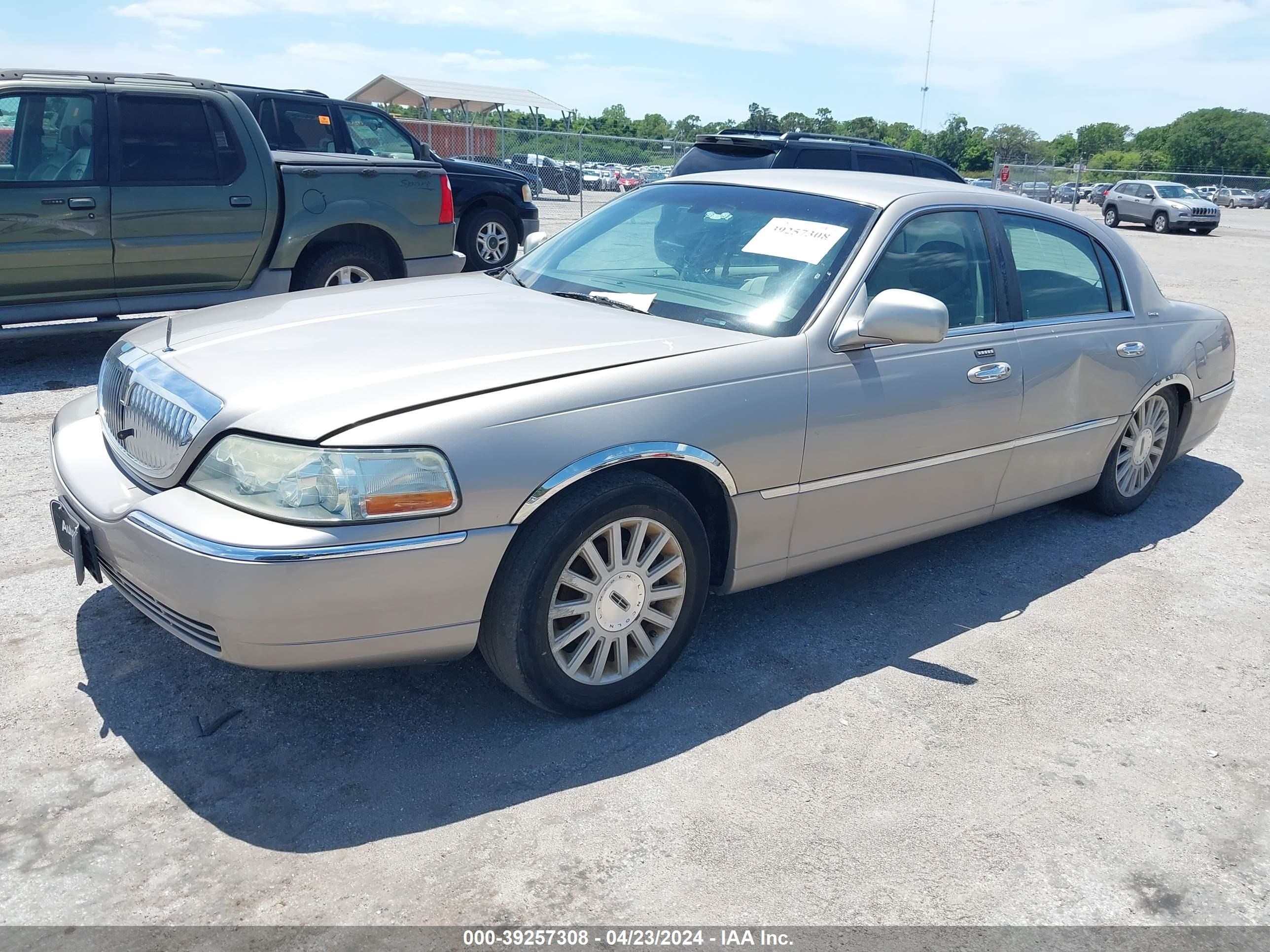 Photo 1 VIN: 1LNHM81W13Y687189 - LINCOLN TOWN CAR E 