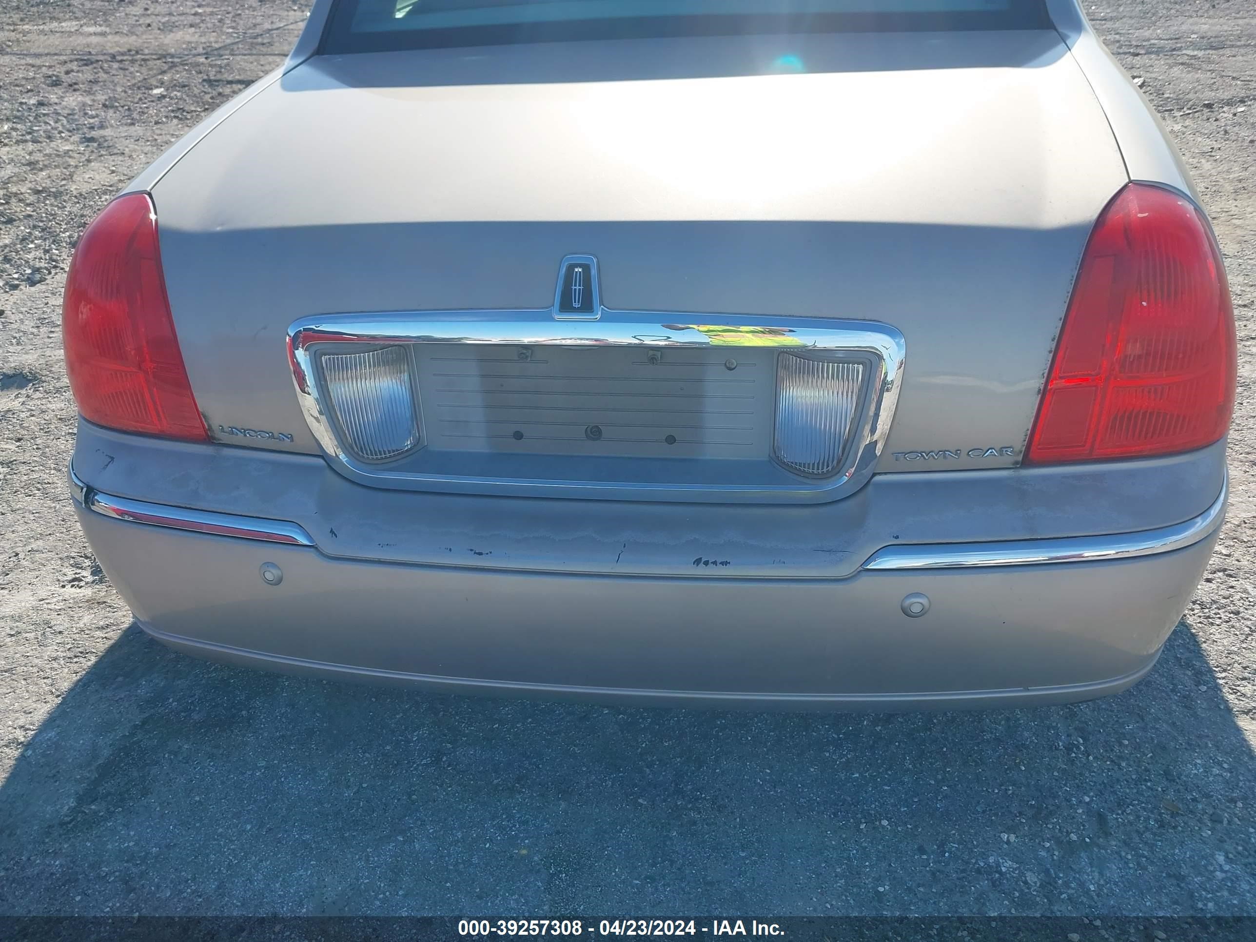 Photo 10 VIN: 1LNHM81W13Y687189 - LINCOLN TOWN CAR E 