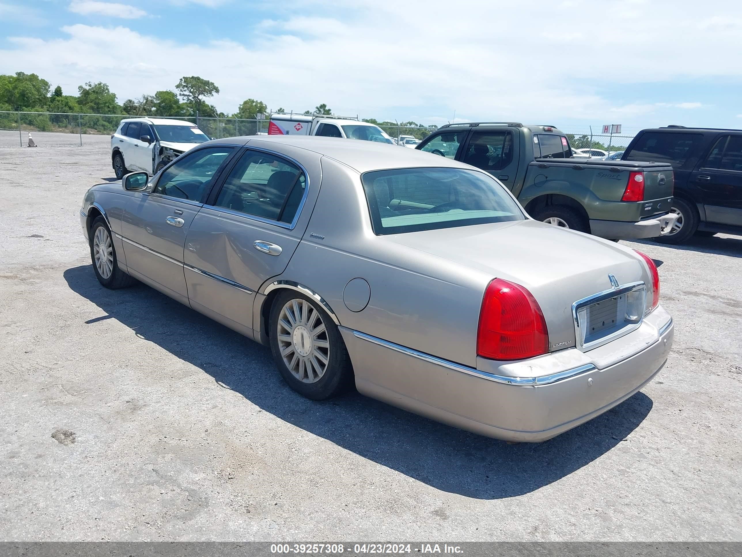 Photo 2 VIN: 1LNHM81W13Y687189 - LINCOLN TOWN CAR E 