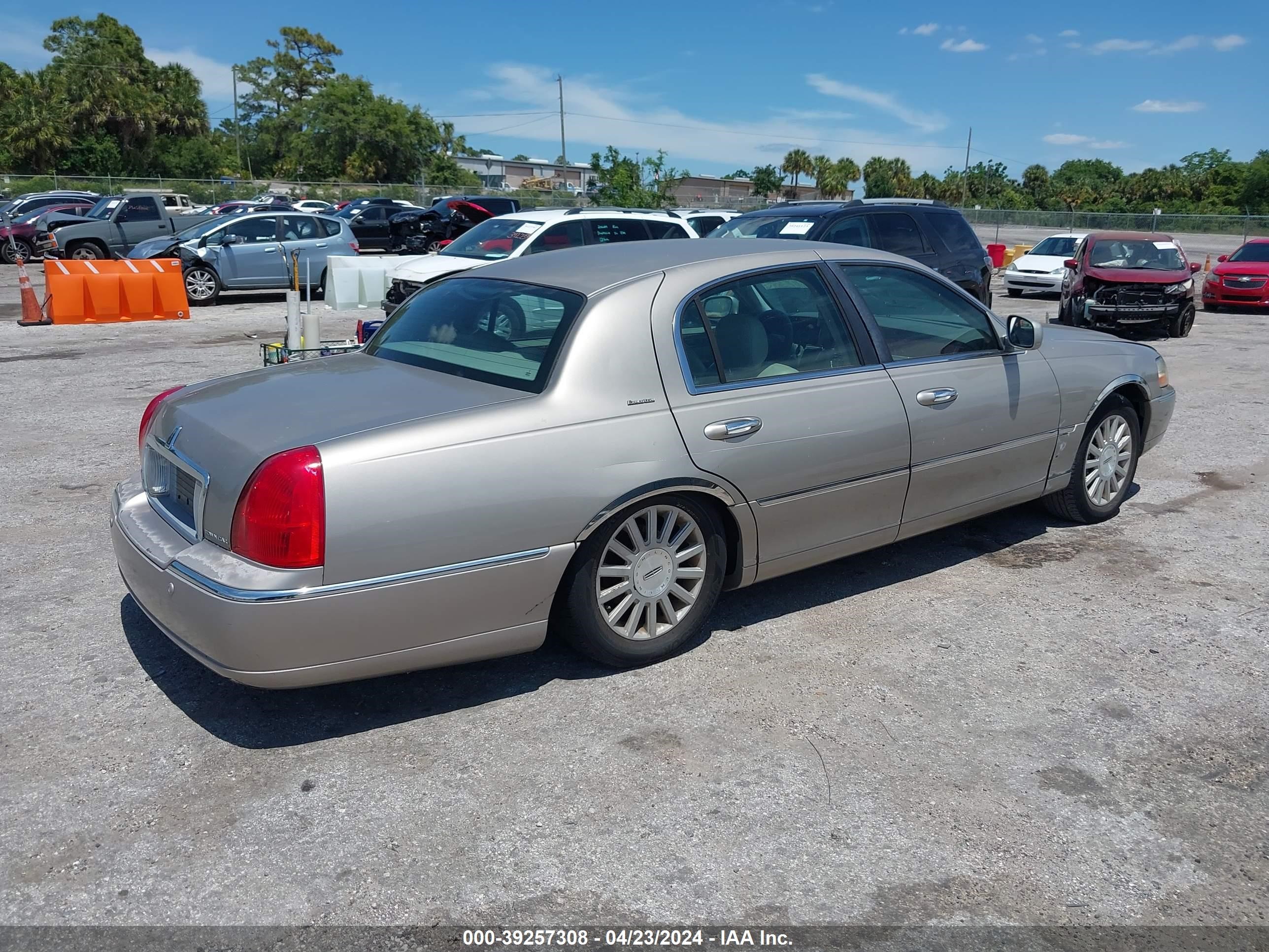 Photo 3 VIN: 1LNHM81W13Y687189 - LINCOLN TOWN CAR E 