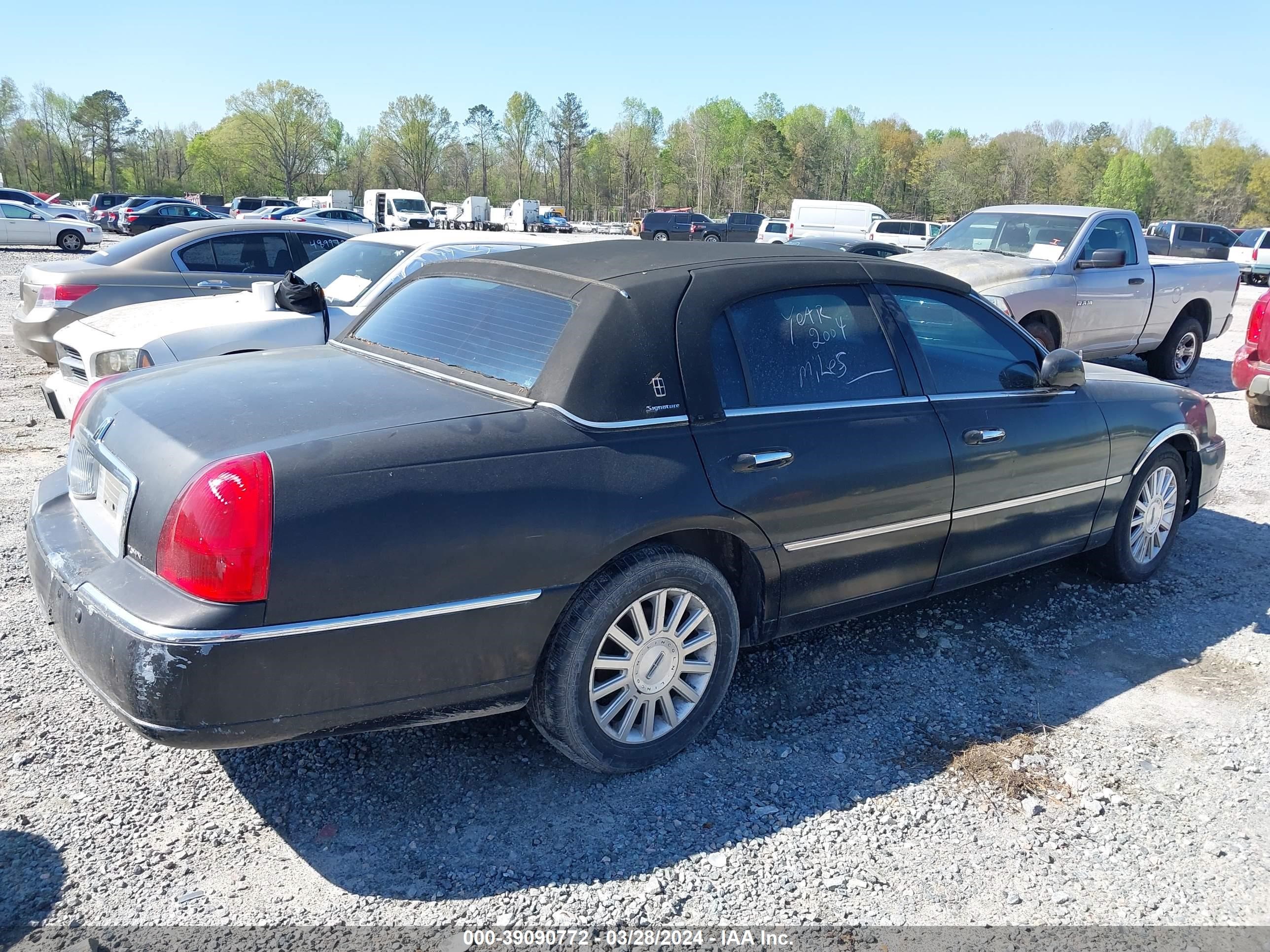 Photo 3 VIN: 1LNHM81W14Y609299 - LINCOLN TOWN CAR 