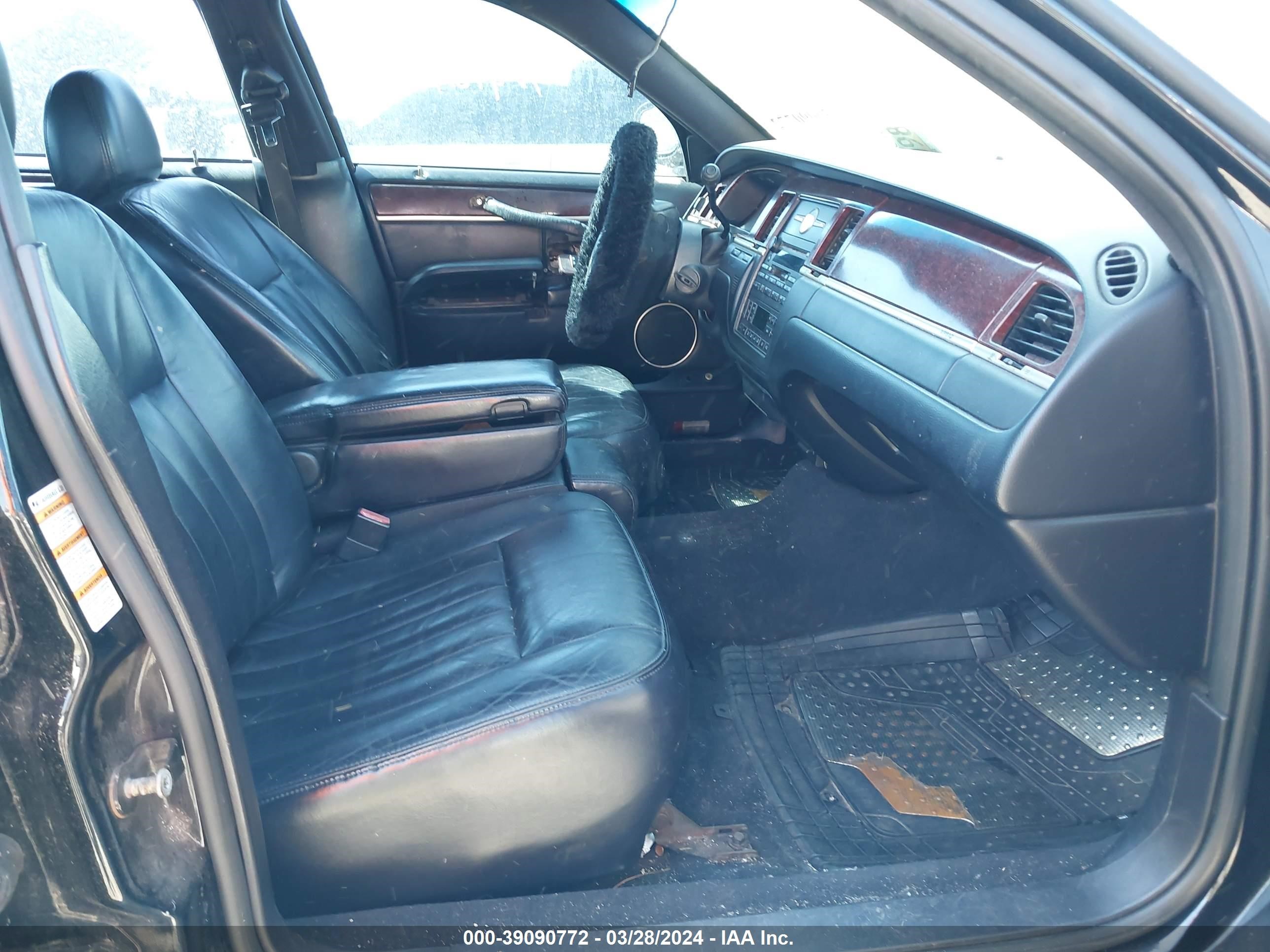 Photo 4 VIN: 1LNHM81W14Y609299 - LINCOLN TOWN CAR 