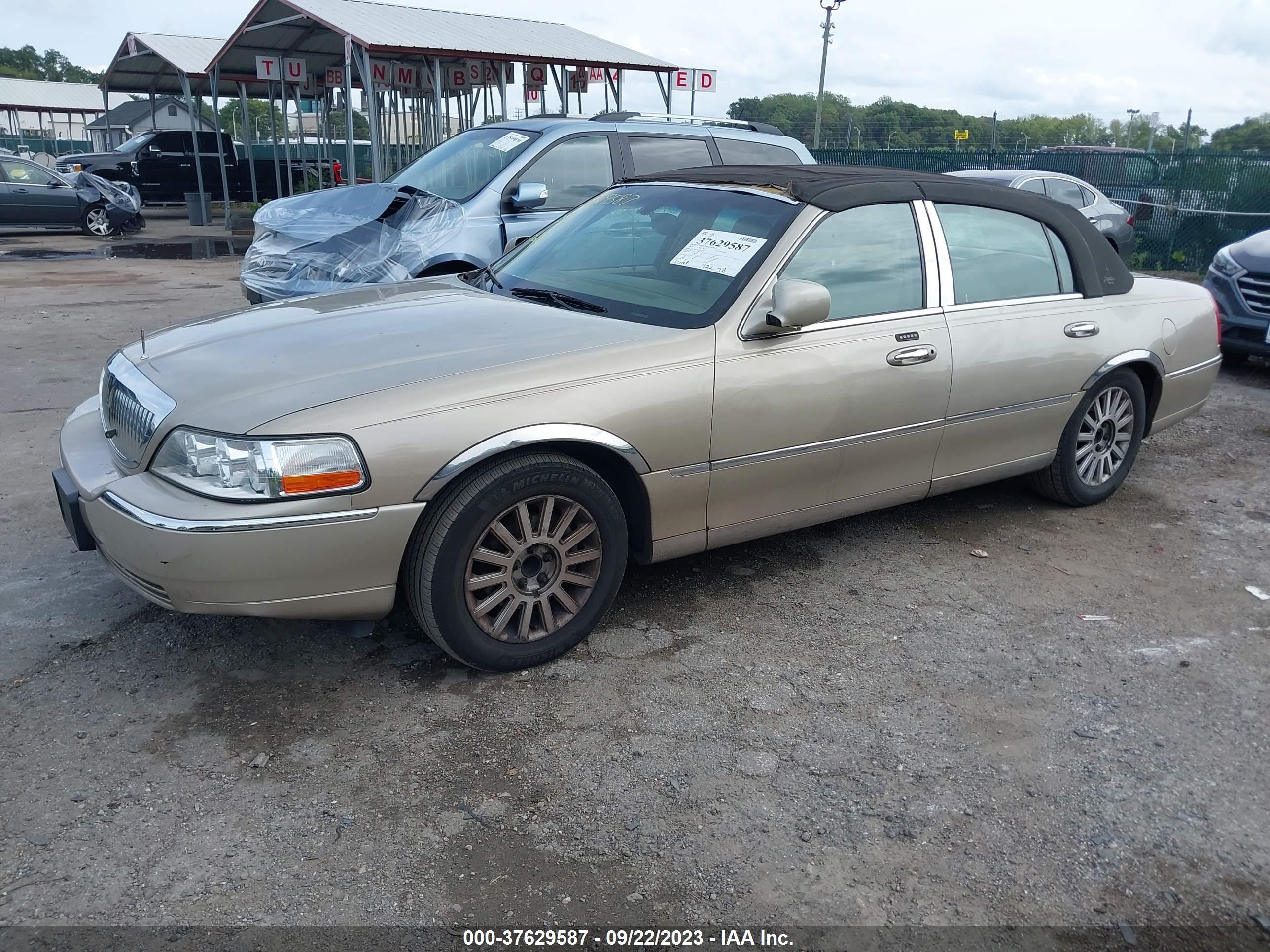 Photo 1 VIN: 1LNHM81W14Y640469 - LINCOLN TOWN CAR 