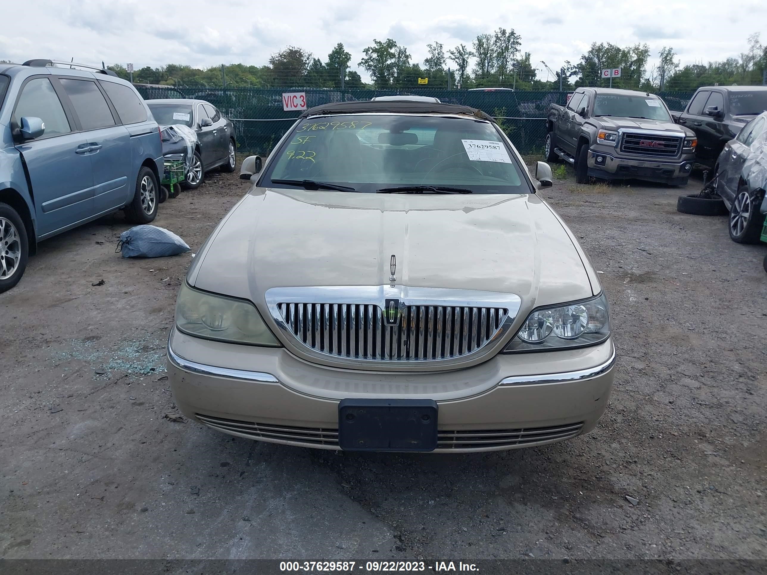 Photo 11 VIN: 1LNHM81W14Y640469 - LINCOLN TOWN CAR 