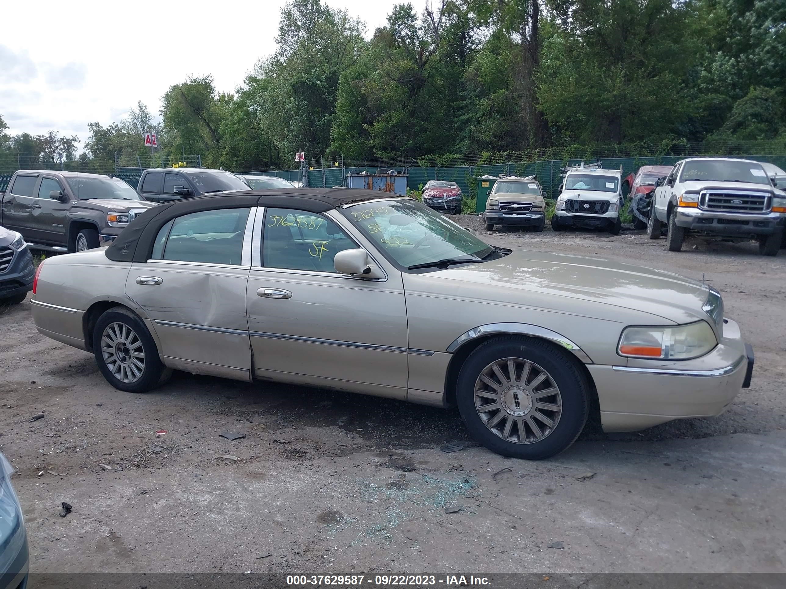 Photo 12 VIN: 1LNHM81W14Y640469 - LINCOLN TOWN CAR 