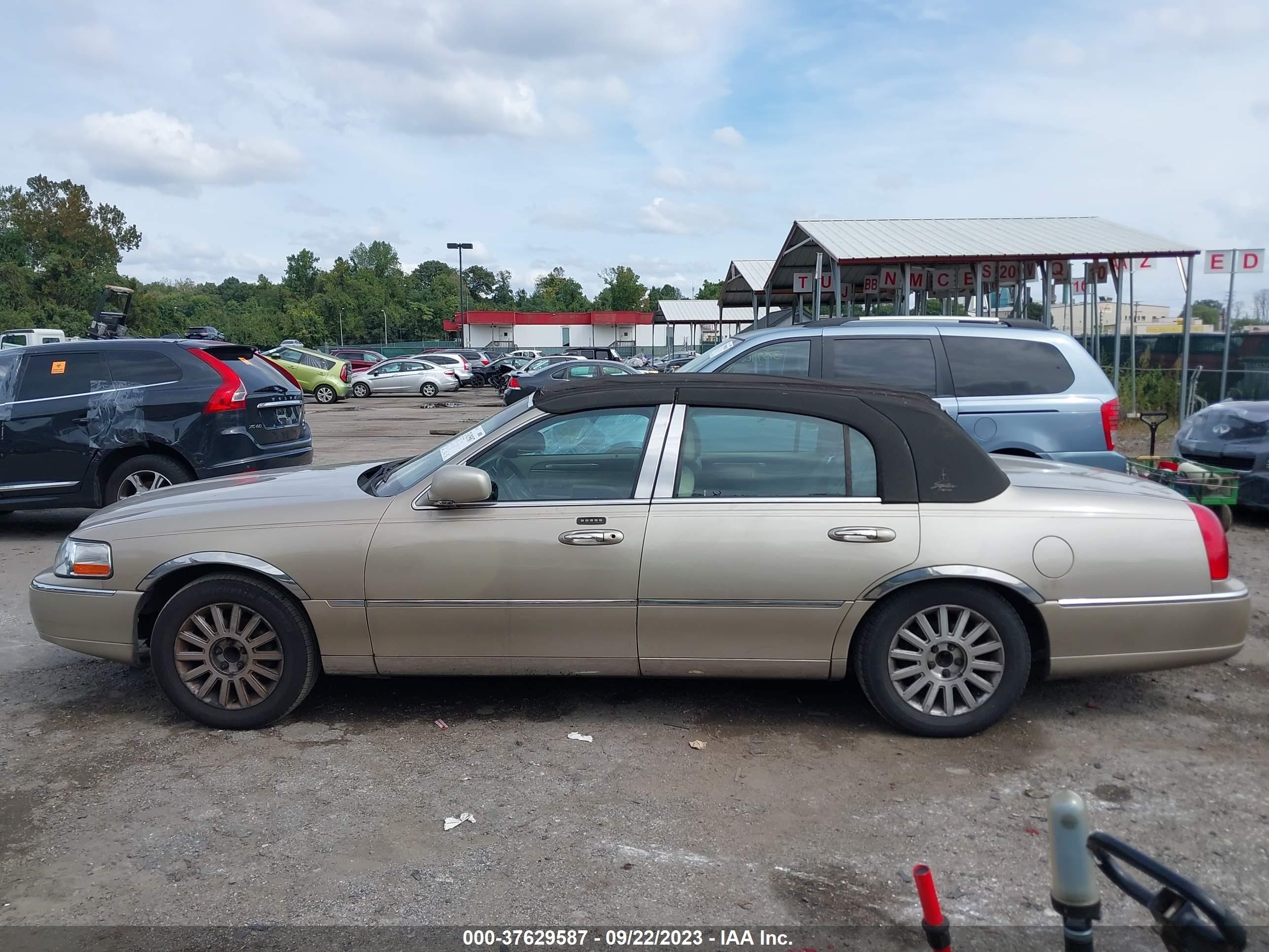 Photo 13 VIN: 1LNHM81W14Y640469 - LINCOLN TOWN CAR 