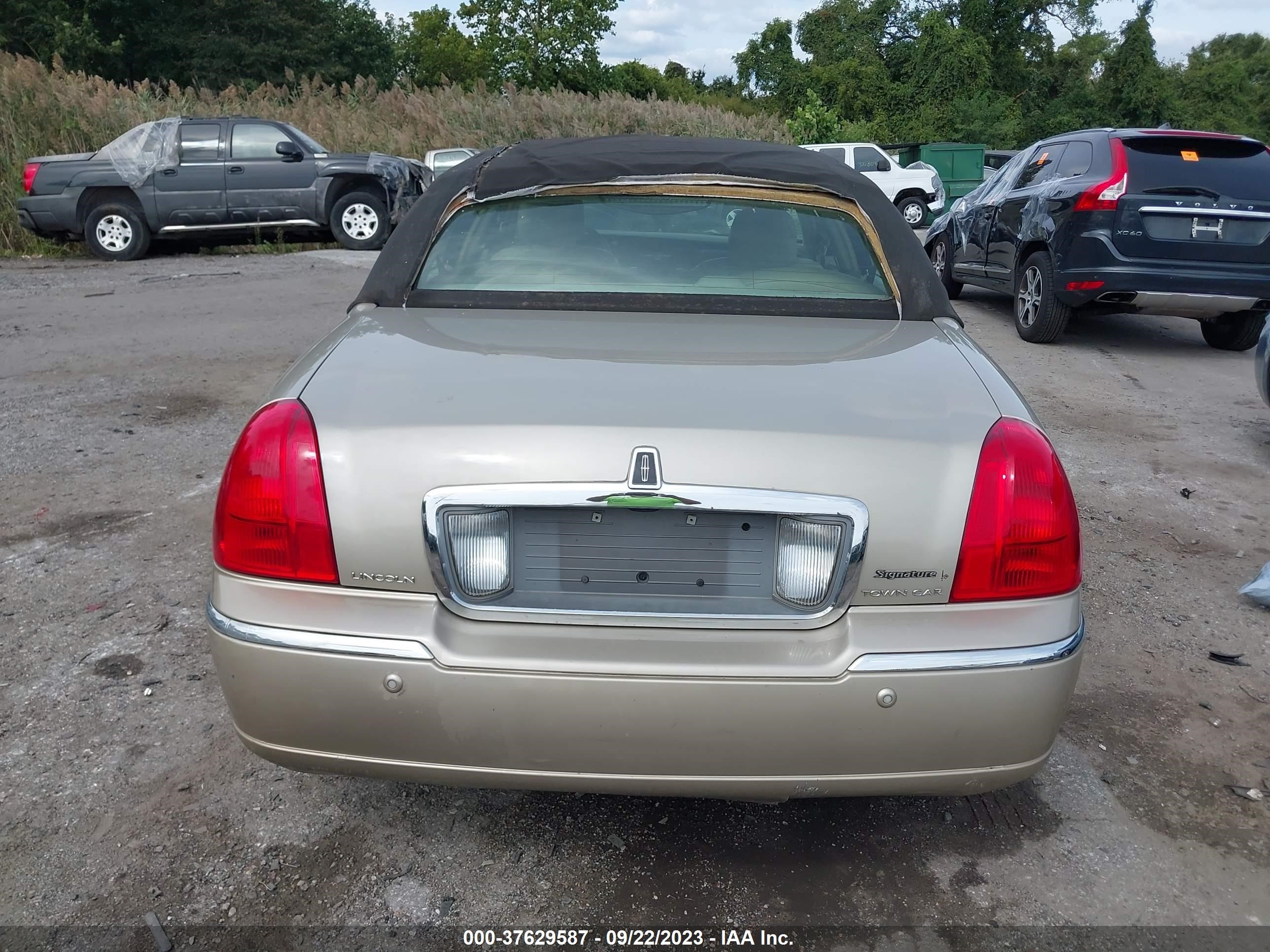 Photo 15 VIN: 1LNHM81W14Y640469 - LINCOLN TOWN CAR 