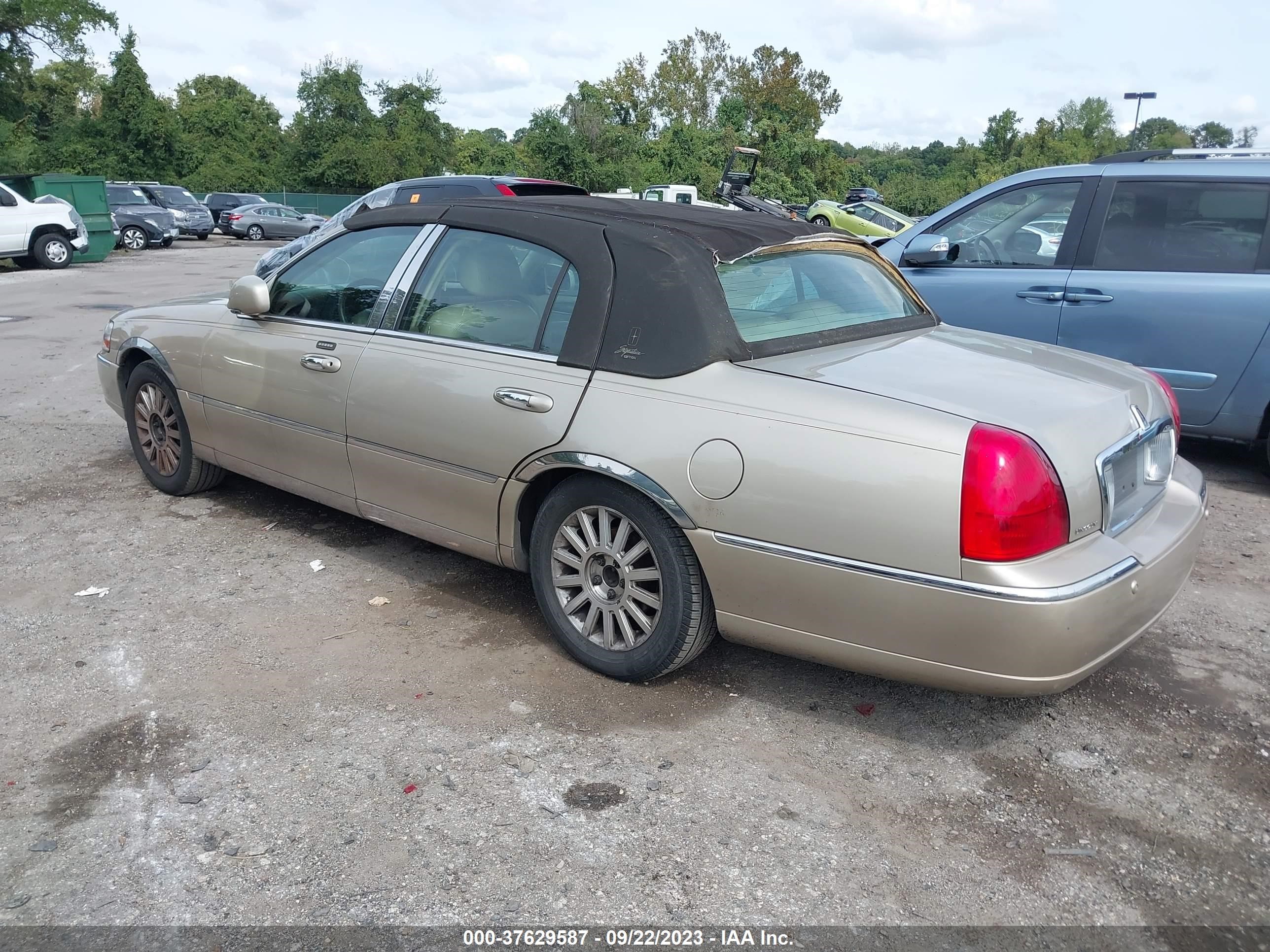 Photo 2 VIN: 1LNHM81W14Y640469 - LINCOLN TOWN CAR 