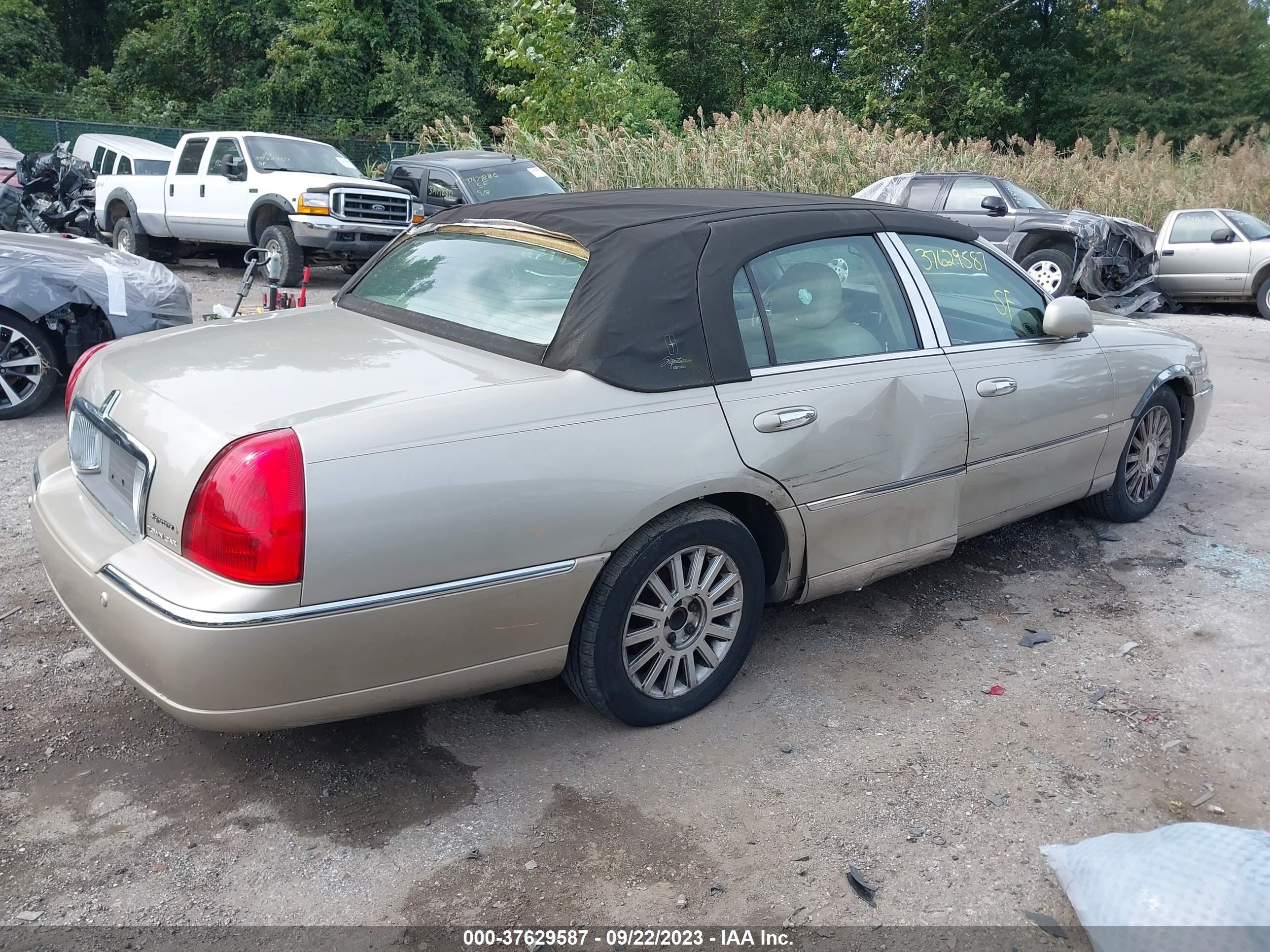 Photo 3 VIN: 1LNHM81W14Y640469 - LINCOLN TOWN CAR 