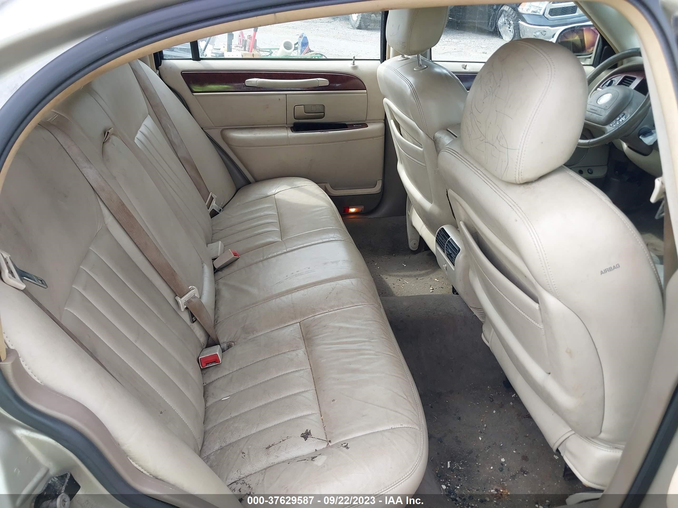 Photo 7 VIN: 1LNHM81W14Y640469 - LINCOLN TOWN CAR 