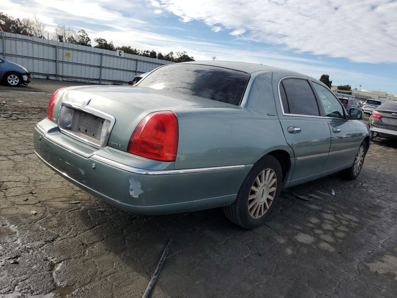 Photo 2 VIN: 1LNHM81W14Y667848 - LINCOLN TOWN CAR 