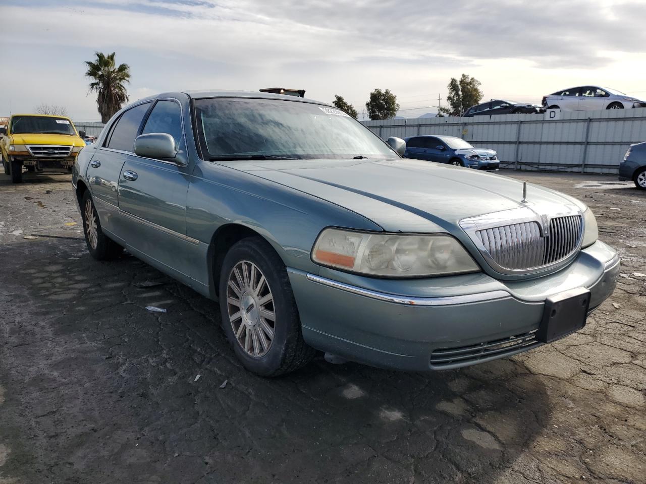 Photo 3 VIN: 1LNHM81W14Y667848 - LINCOLN TOWN CAR 