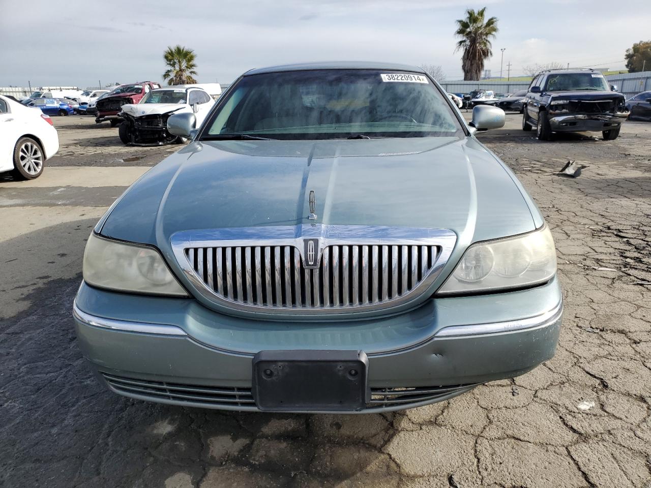 Photo 4 VIN: 1LNHM81W14Y667848 - LINCOLN TOWN CAR 