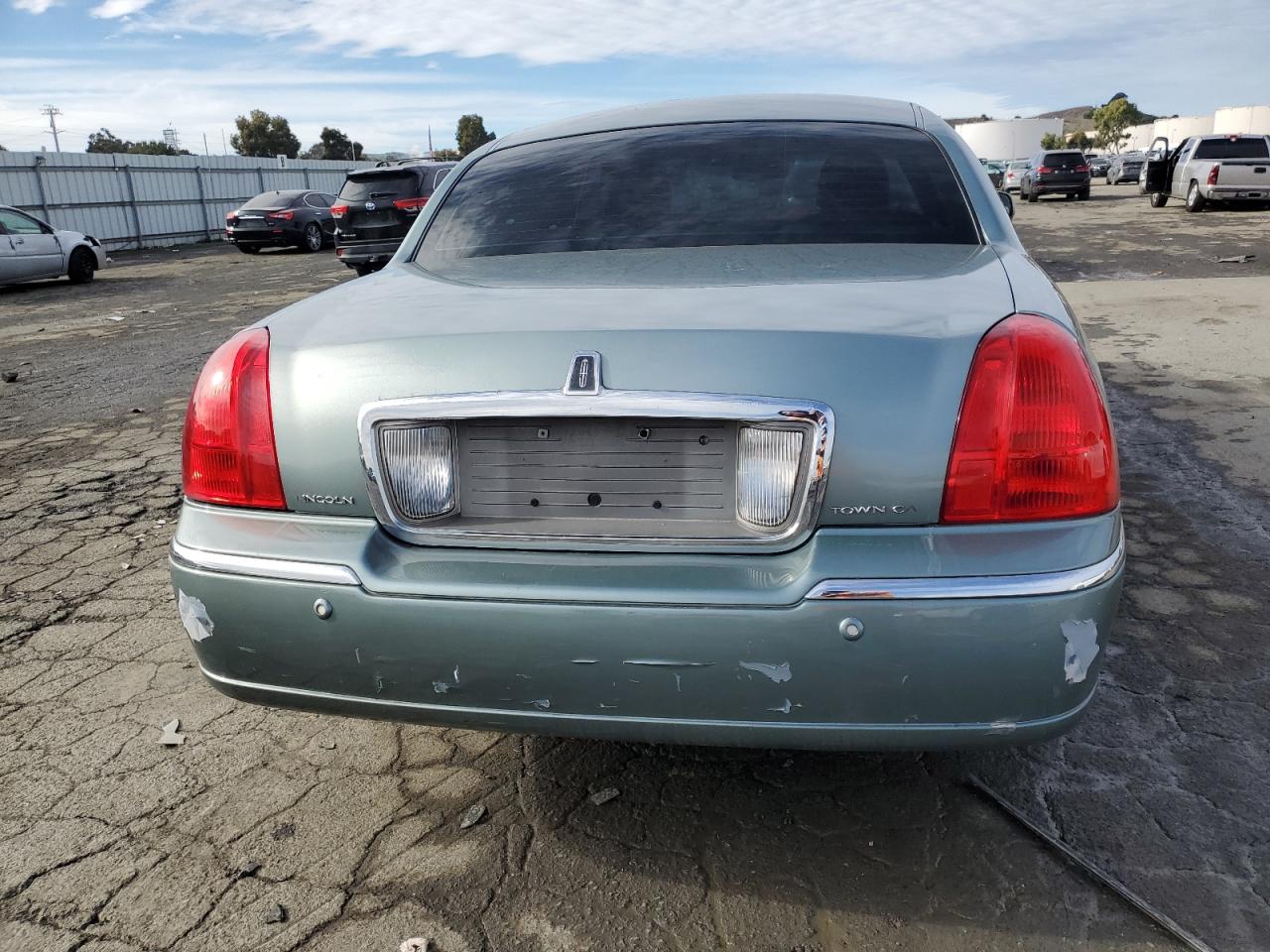 Photo 5 VIN: 1LNHM81W14Y667848 - LINCOLN TOWN CAR 