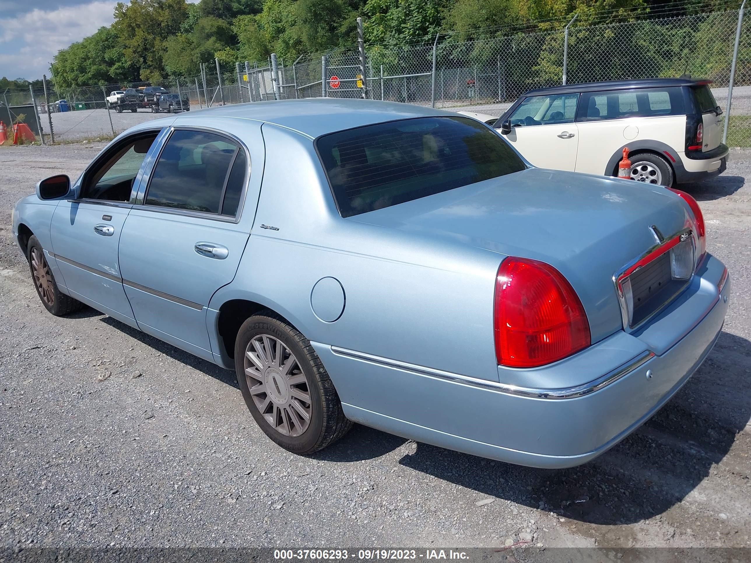 Photo 2 VIN: 1LNHM81W15Y643938 - LINCOLN TOWN CAR 