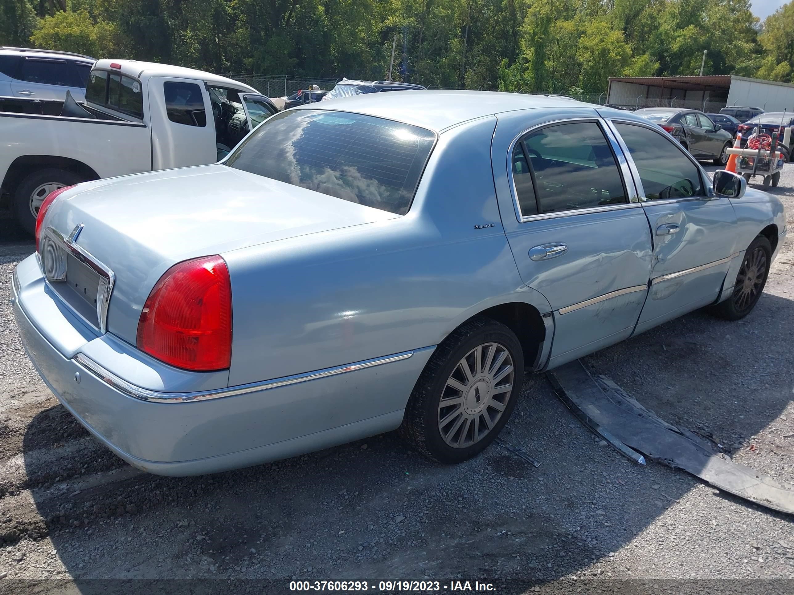 Photo 3 VIN: 1LNHM81W15Y643938 - LINCOLN TOWN CAR 