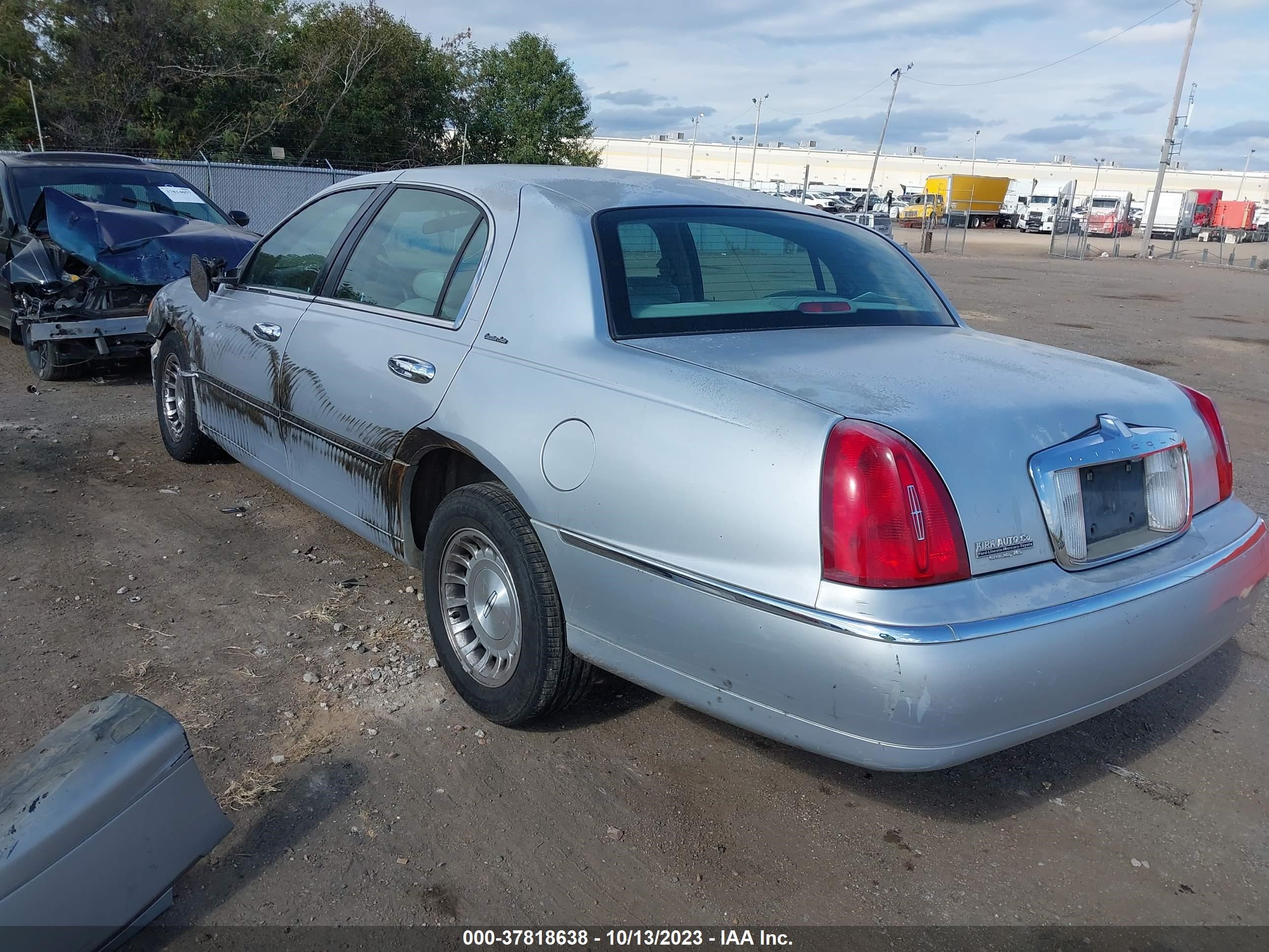 Photo 2 VIN: 1LNHM81W1XY637043 - LINCOLN TOWN CAR 