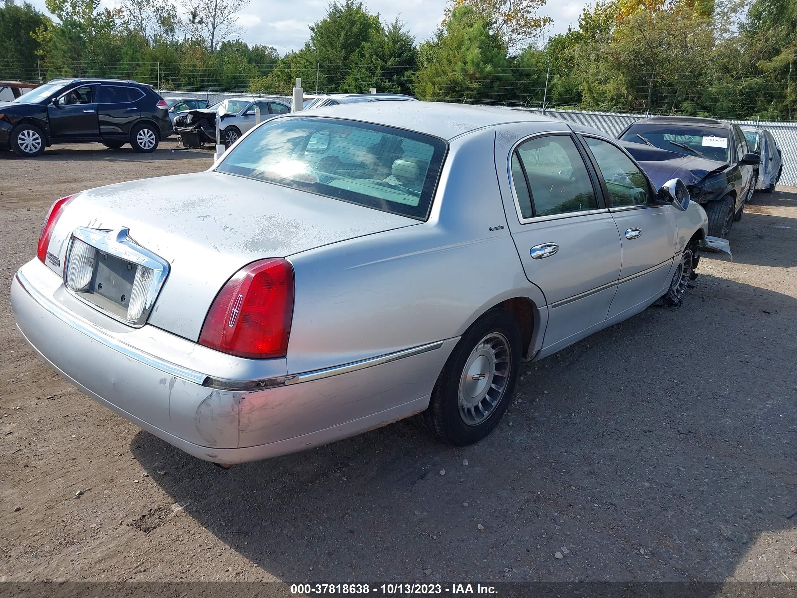 Photo 3 VIN: 1LNHM81W1XY637043 - LINCOLN TOWN CAR 