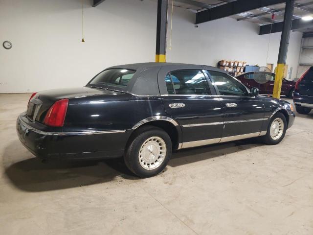 Photo 2 VIN: 1LNHM81W1XY637219 - LINCOLN TOWN CAR E 