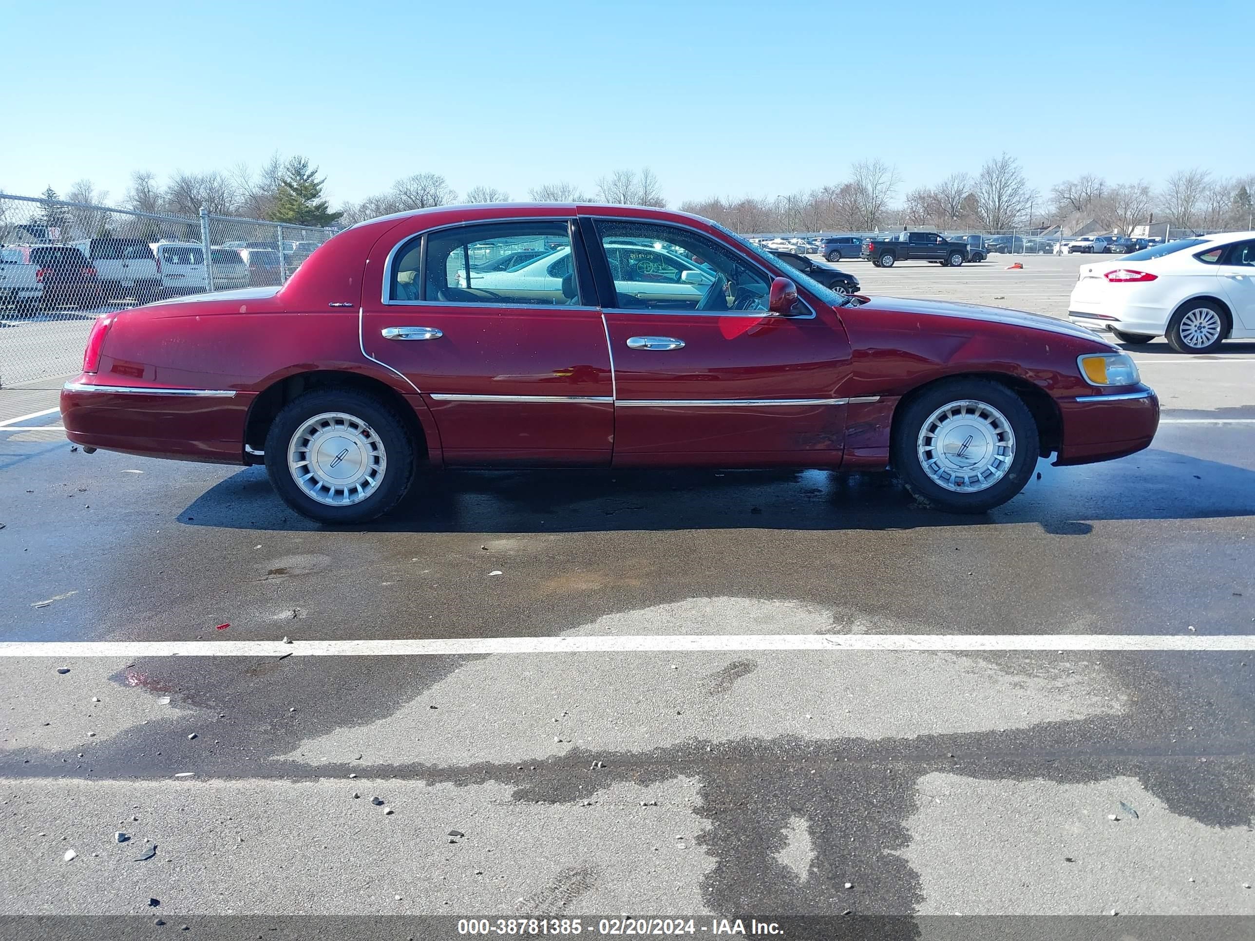 Photo 12 VIN: 1LNHM81W1XY646048 - LINCOLN TOWN CAR 