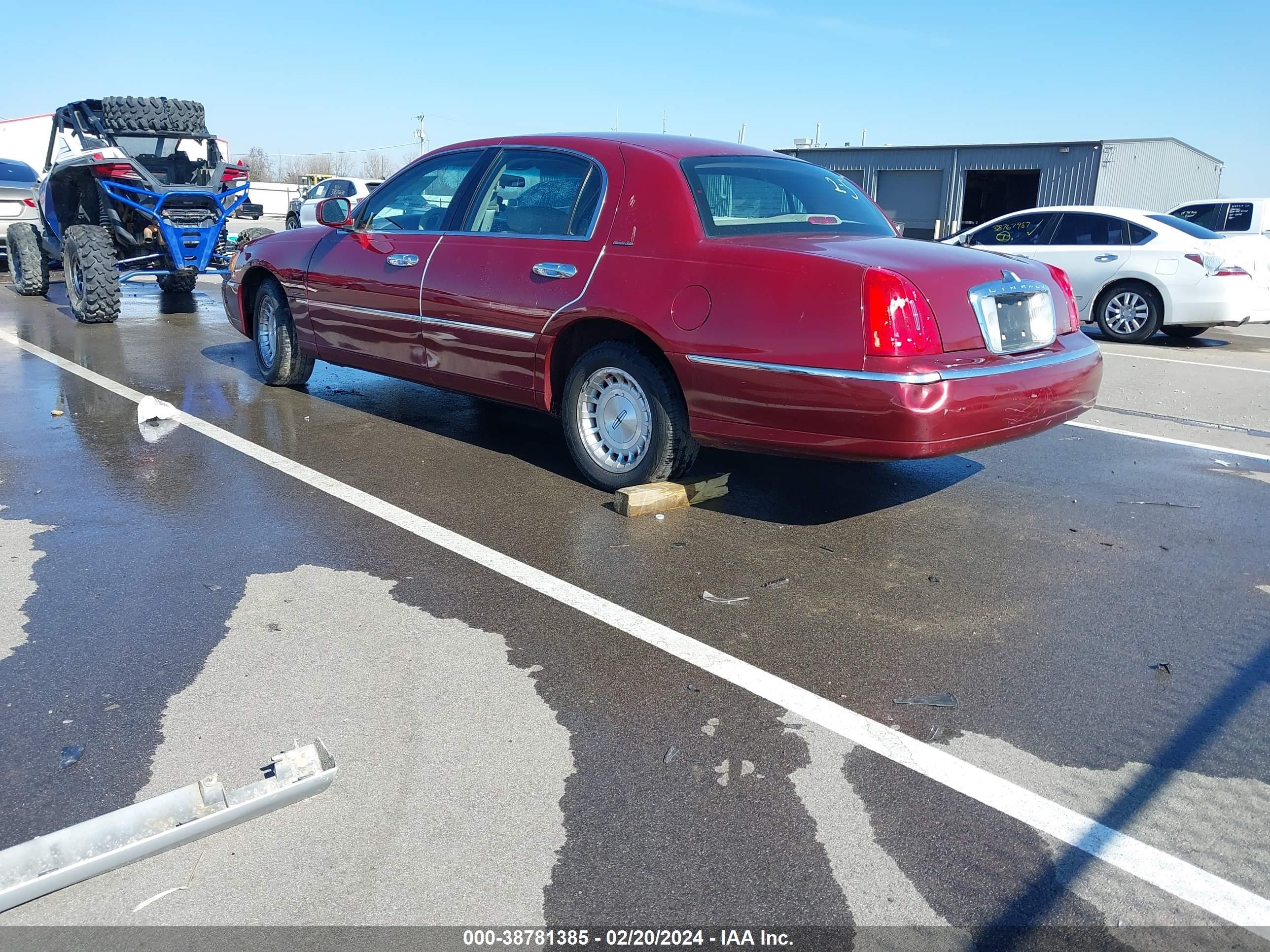 Photo 2 VIN: 1LNHM81W1XY646048 - LINCOLN TOWN CAR 