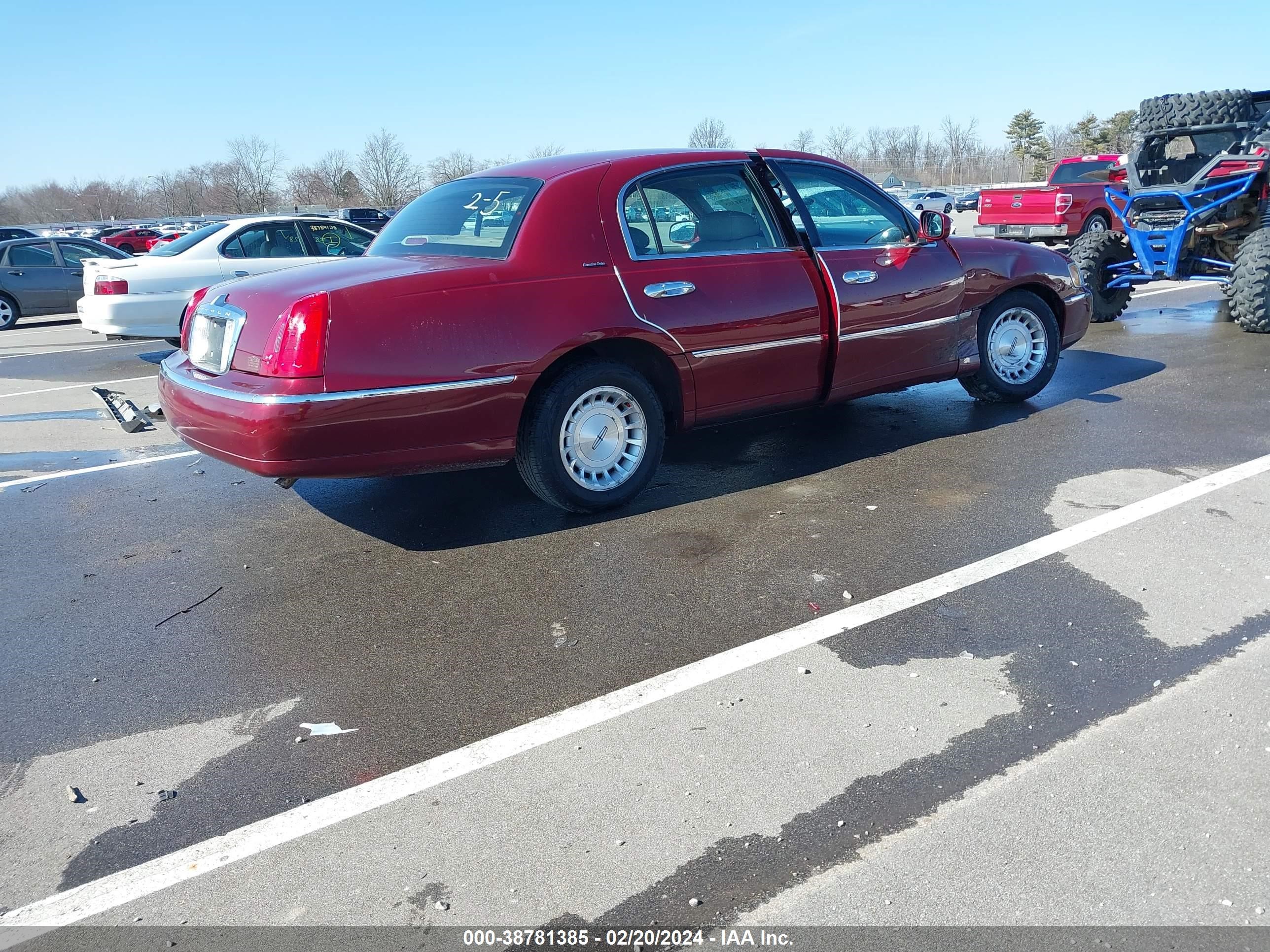 Photo 3 VIN: 1LNHM81W1XY646048 - LINCOLN TOWN CAR 