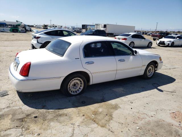 Photo 2 VIN: 1LNHM81W1YY858126 - LINCOLN TOWN CAR E 