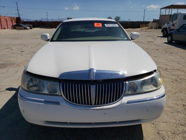 Photo 4 VIN: 1LNHM81W1YY858126 - LINCOLN TOWN CAR E 